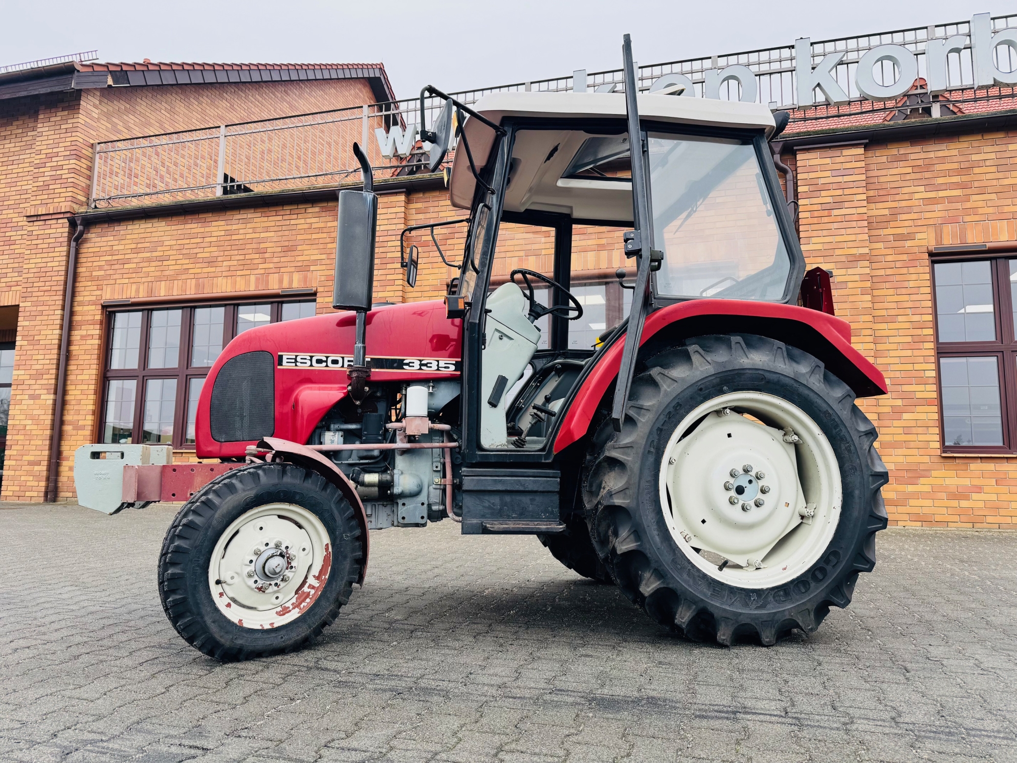 Ciagnik-traktor-escort-335-nastepca-ursus-c-330-plac-firma-korbanek