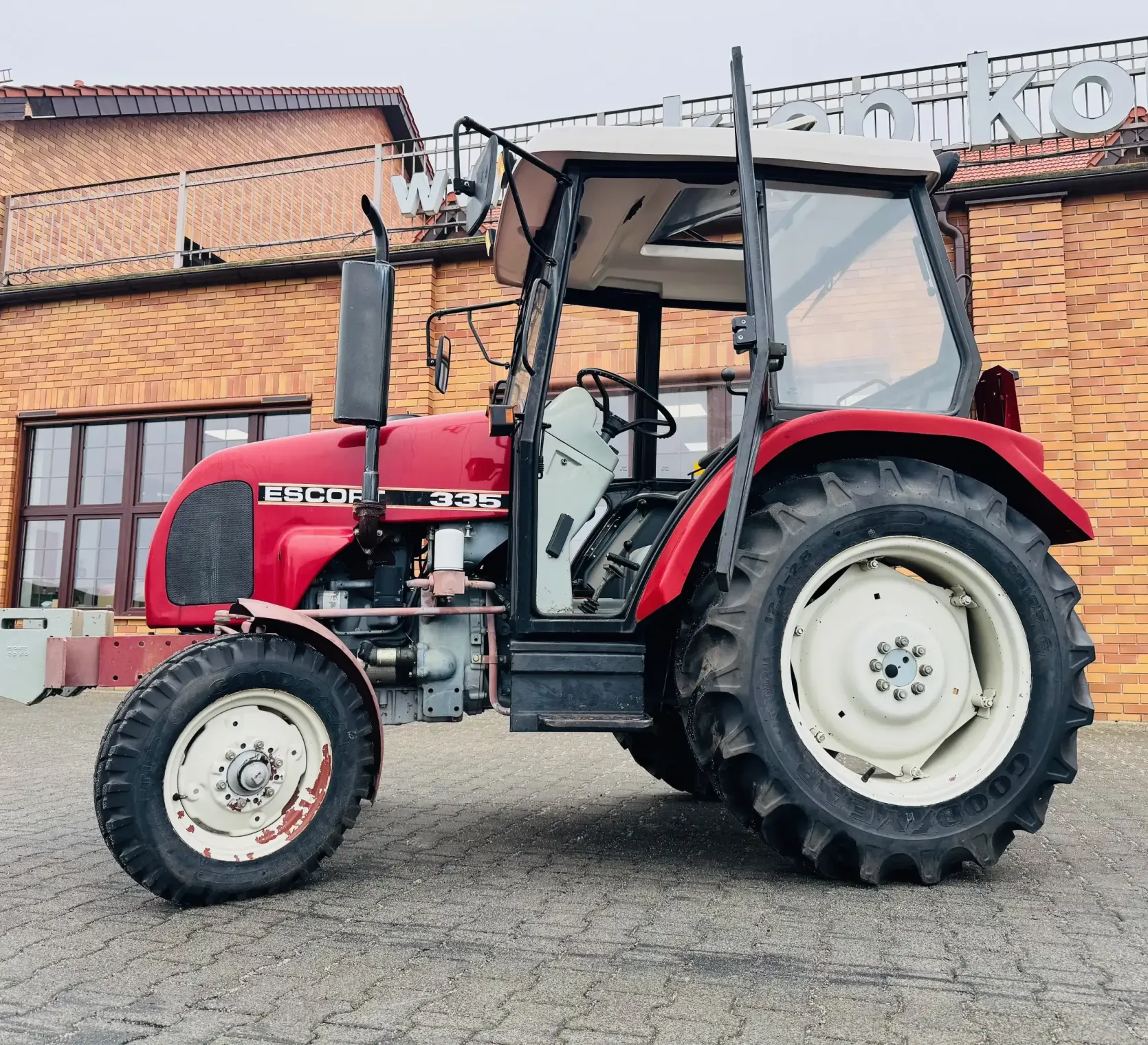 Ciagnik-traktor-escort-335-nastepca-ursus-c-330-plac-firma-korbanek