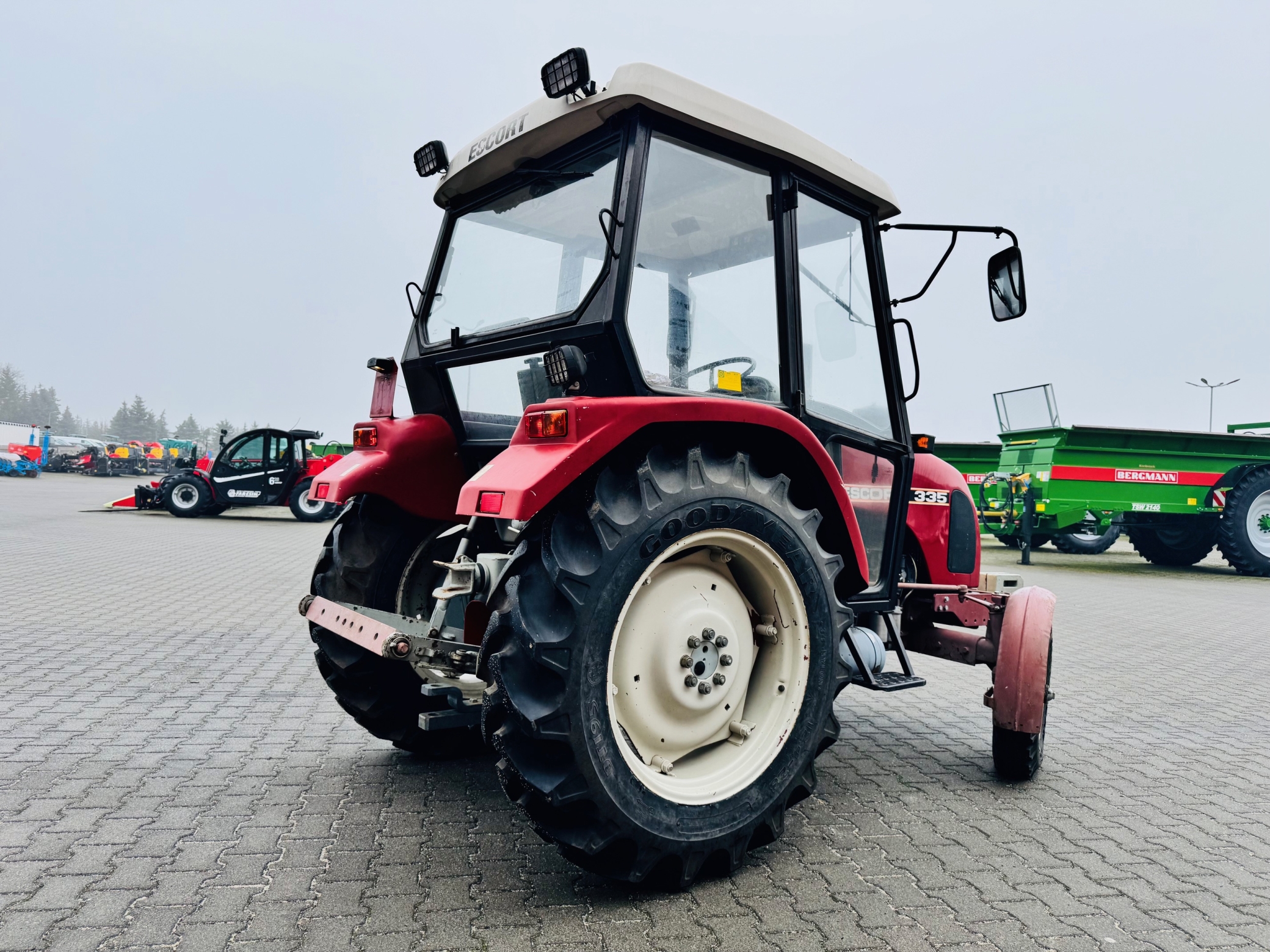 Ciagnik-traktor-escort-335-nastepca-ursus-c-330-plac-firma-korbanek