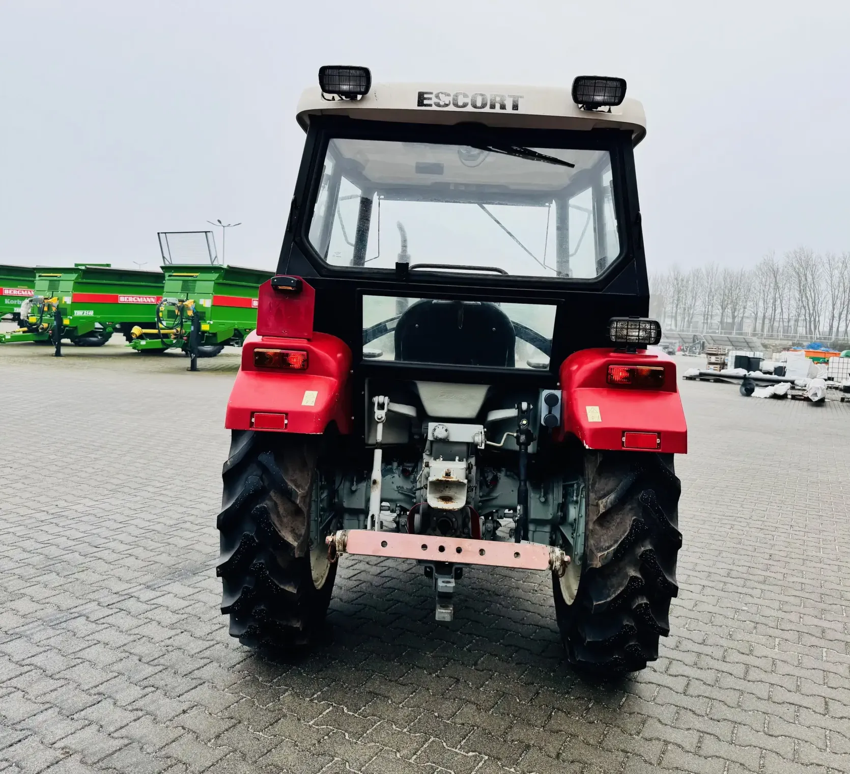 Ciagnik-traktor-escort-335-nastepca-ursus-c-330-plac-firma-korbanek