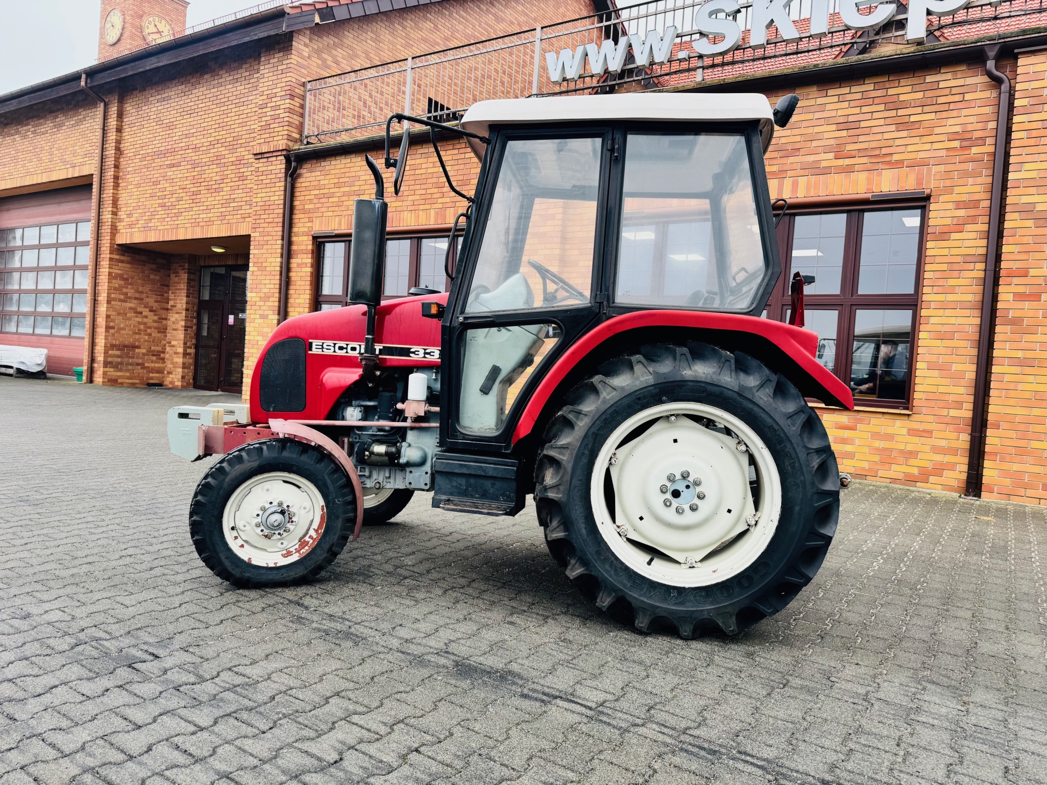 Ciagnik-traktor-escort-335-nastepca-ursus-c-330-plac-firma-korbanek