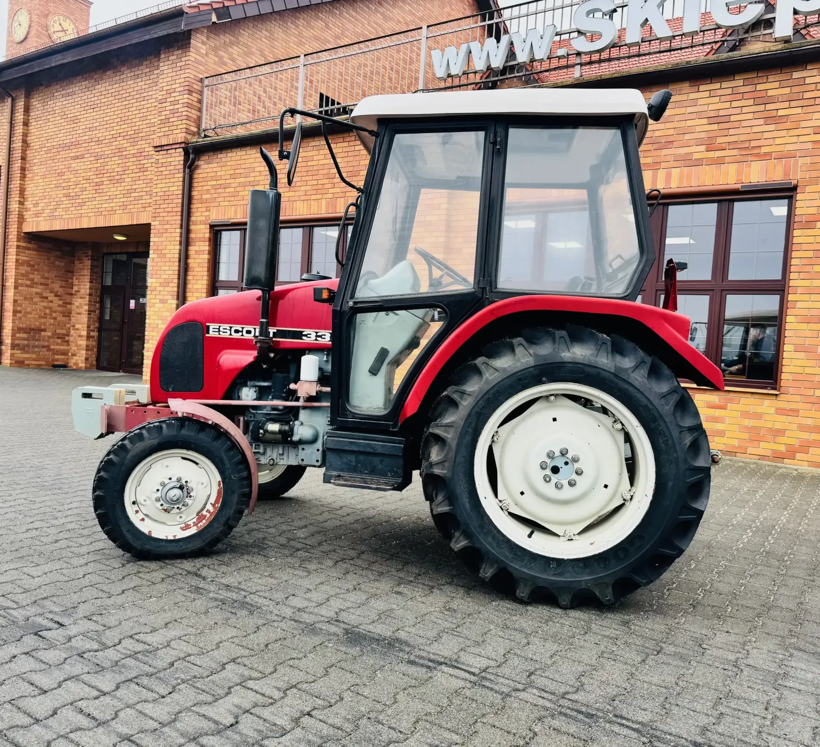 Ciagnik-traktor-escort-335-nastepca-ursus-c-330-plac-firma-korbanek