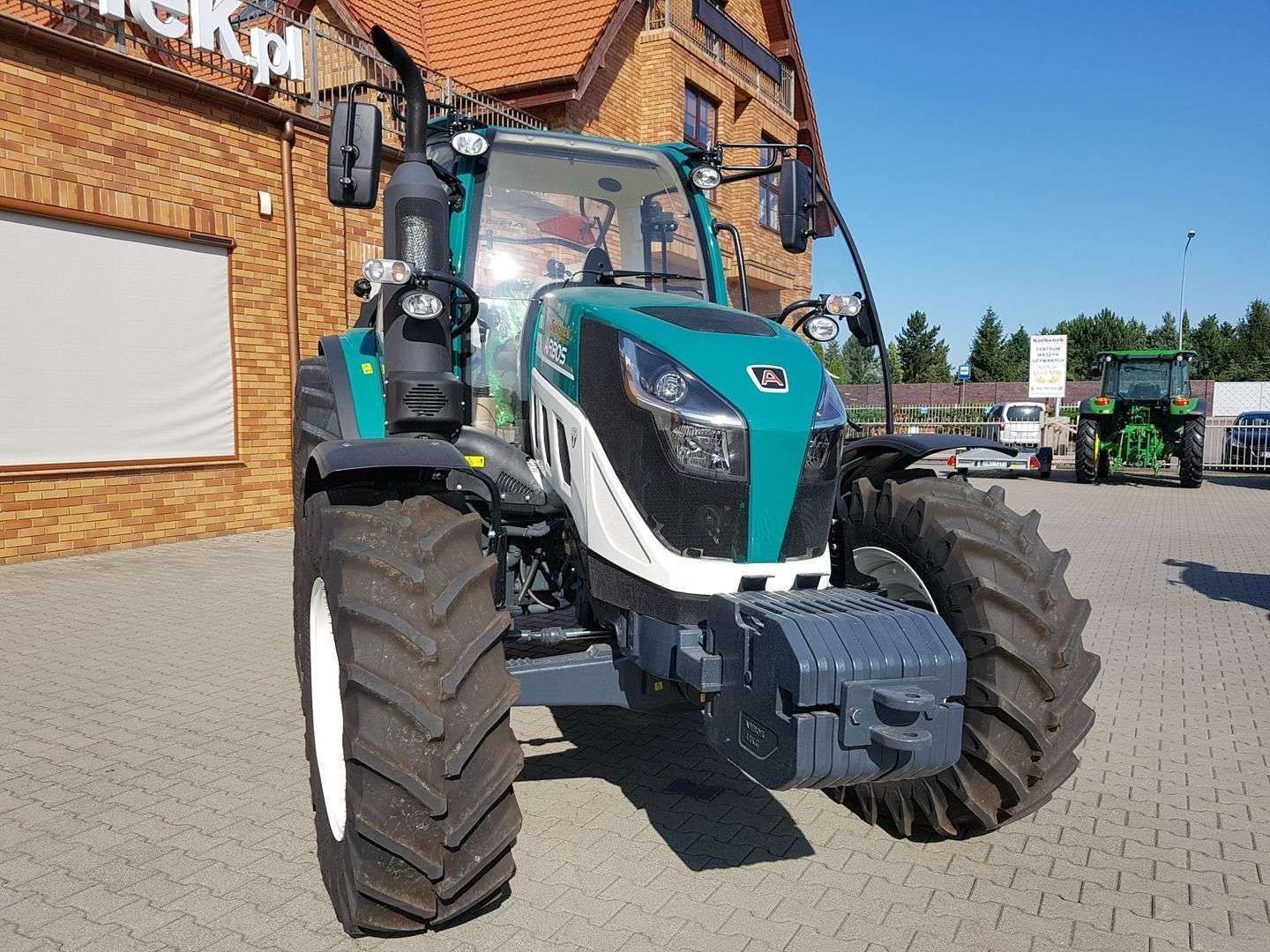 ciagnik arbos na placu korbanka zielony z obciaznikami przednimi