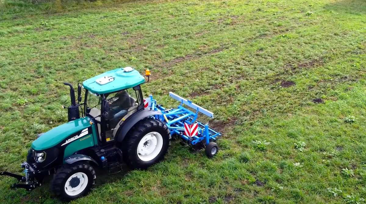 Ciągnik Arbos P4110 z regeneratorem łąki Carre PRAIRIAL 3m