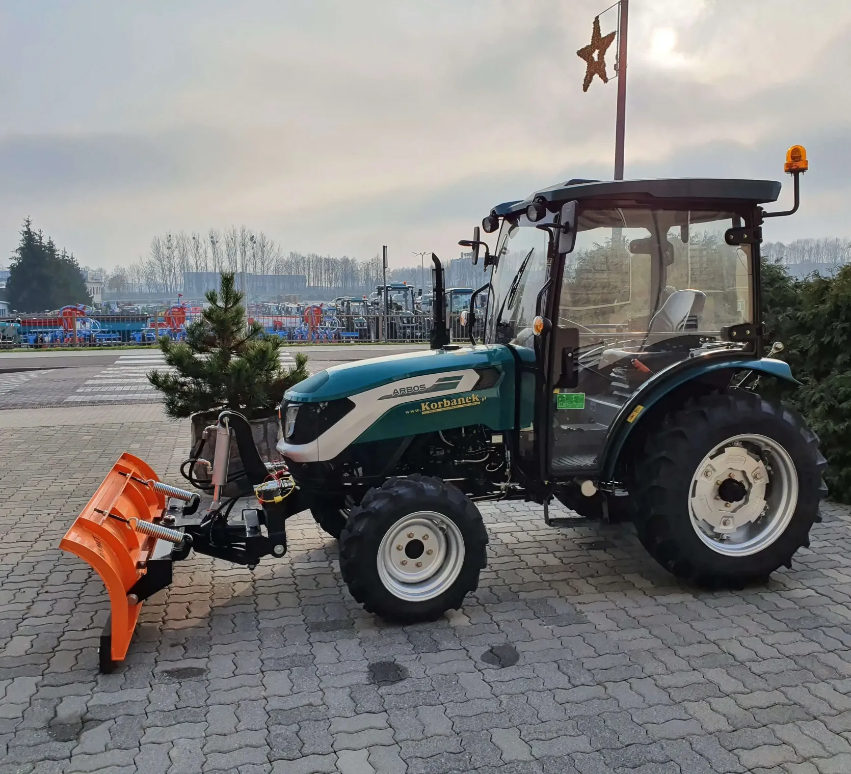 Ciągnik Arbos 2025 ze spychaczem Hydramet T-218 HS