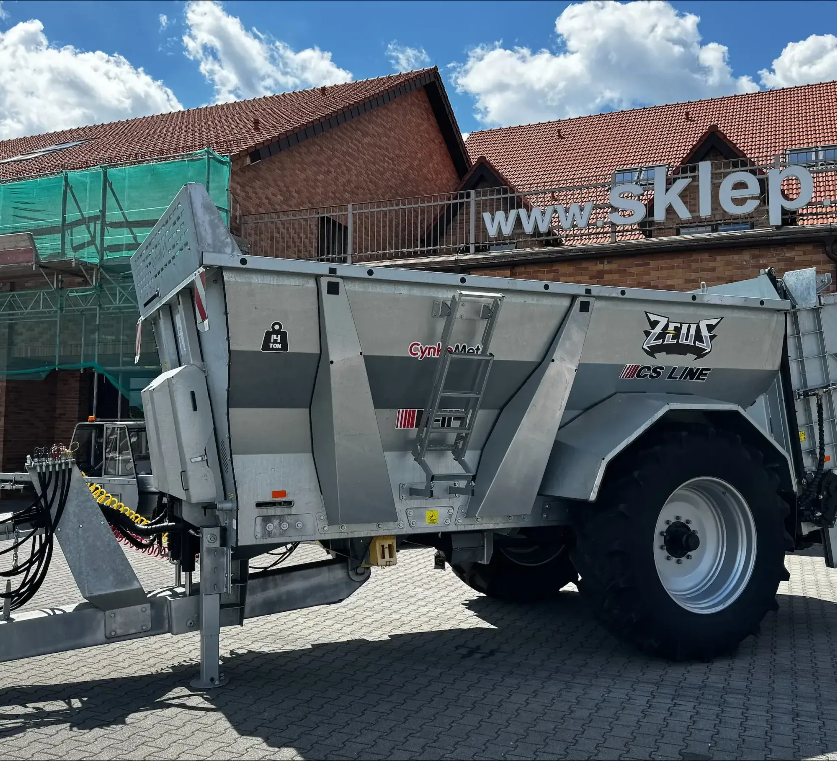 Rozrzutnik obornika Cynkomet ZEUS N-114 Ładowność 14 ton Plac Kobranek