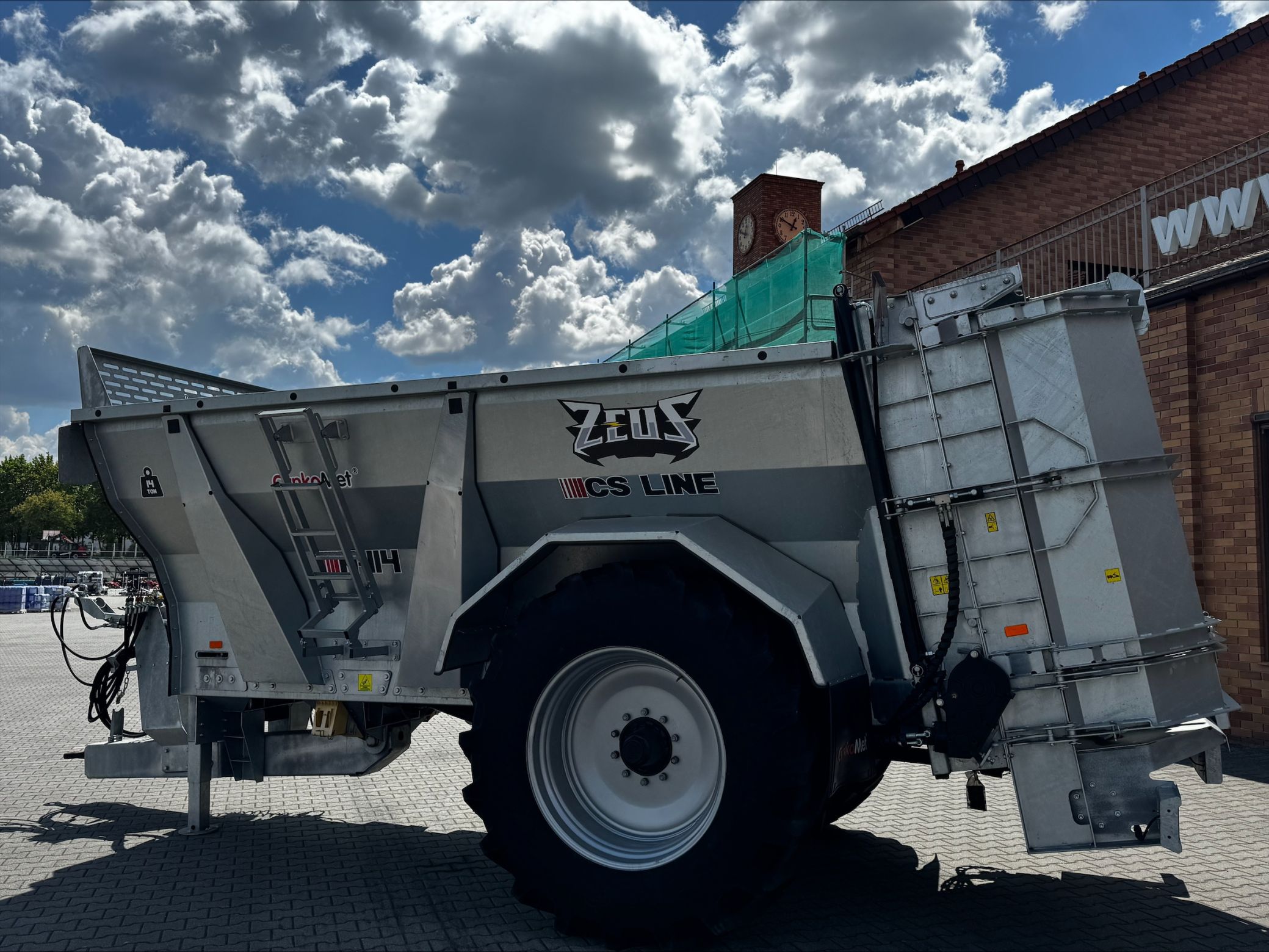 Rozrzutnik obornika Cynkomet ZEUS N-114 Ładowność 14 ton Plac Kobranek