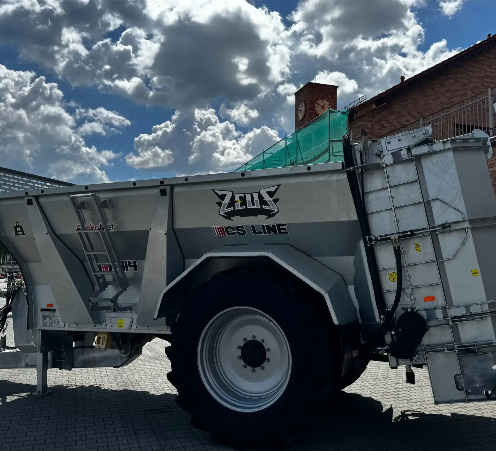 Rozrzutnik obornika Cynkomet ZEUS N-114 Ładowność 14 ton Plac Kobranek