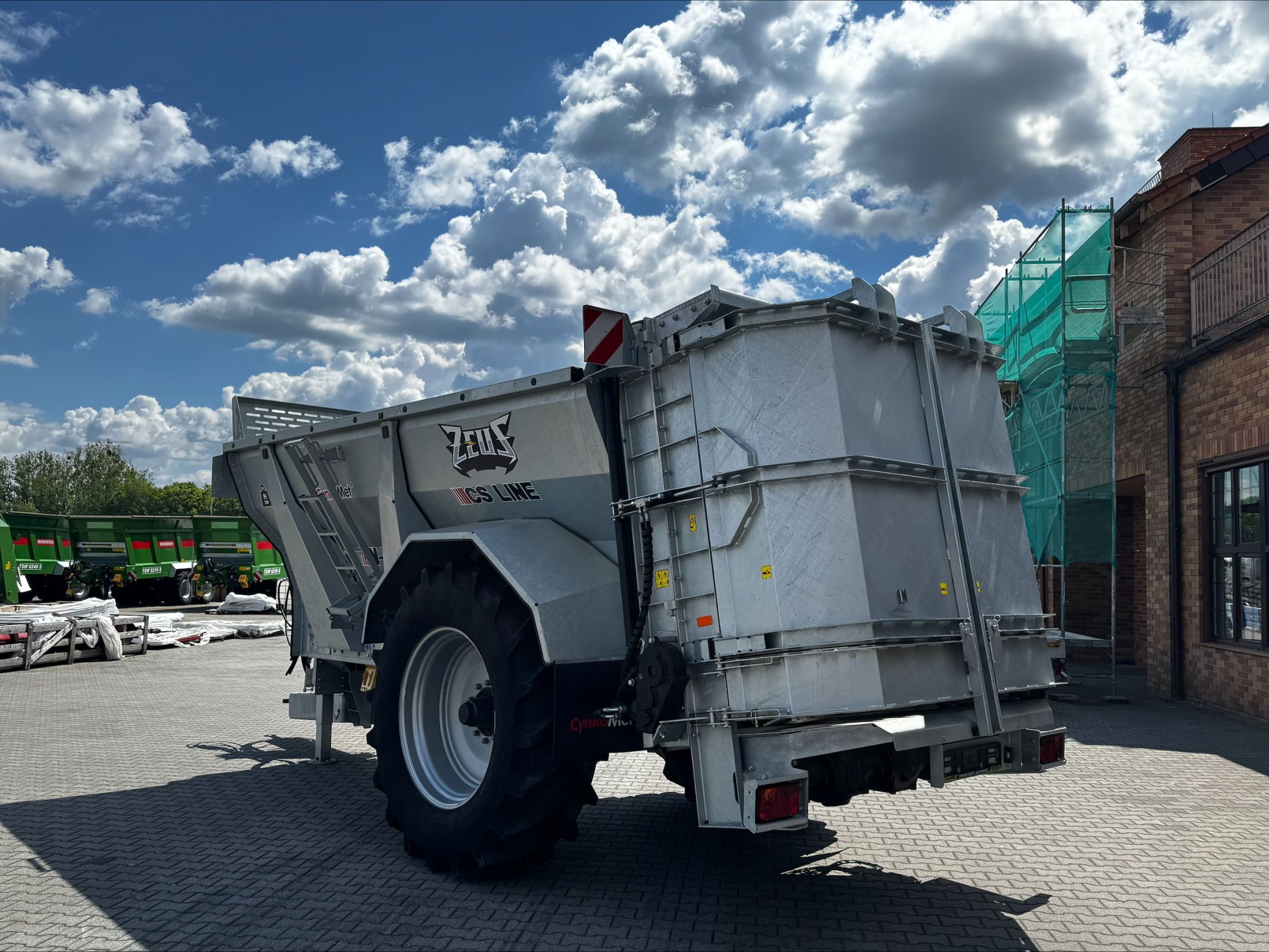 Rozrzutnik obornika Cynkomet ZEUS N-114 Ładowność 14 ton Plac Kobranek