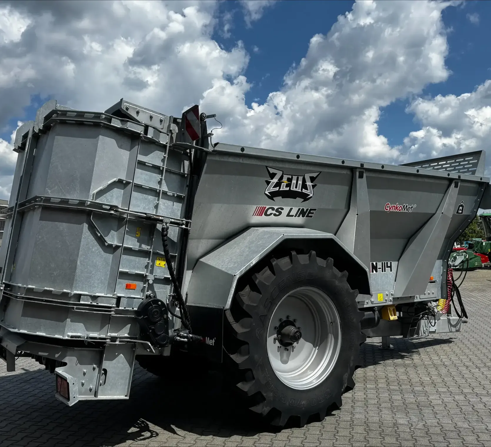 Rozrzutnik obornika Cynkomet ZEUS N-114 Ładowność 14 ton Plac Kobranek