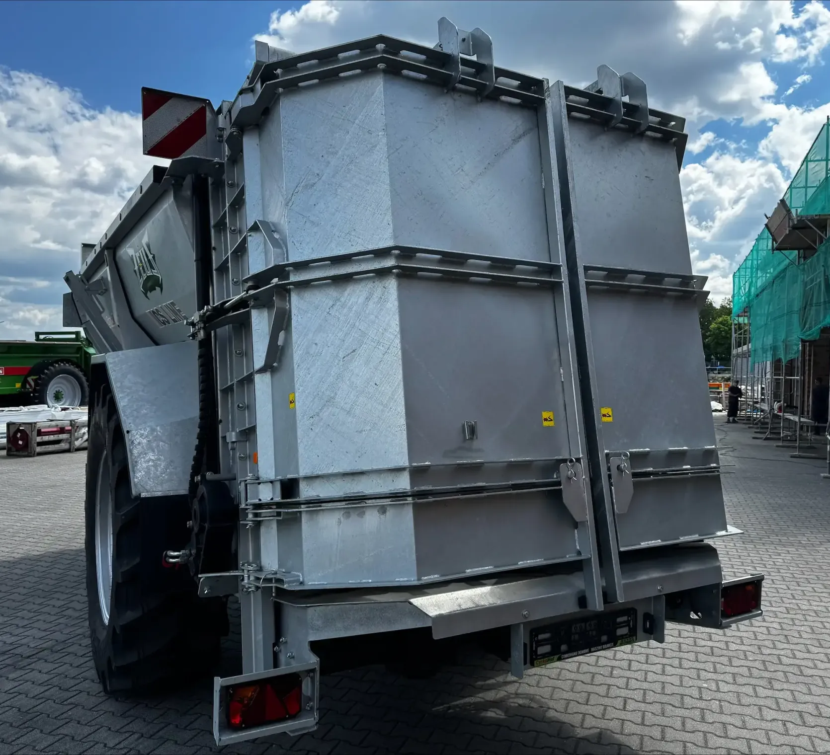 Rozrzutnik obornika Cynkomet ZEUS N-114 Ładowność 14 ton Plac Kobranek
