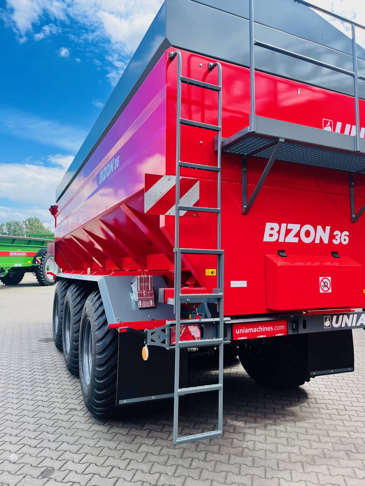 Duża ogromna przyczepa przeladowcza unia group bizon 36 3-osiowa plac korbanek