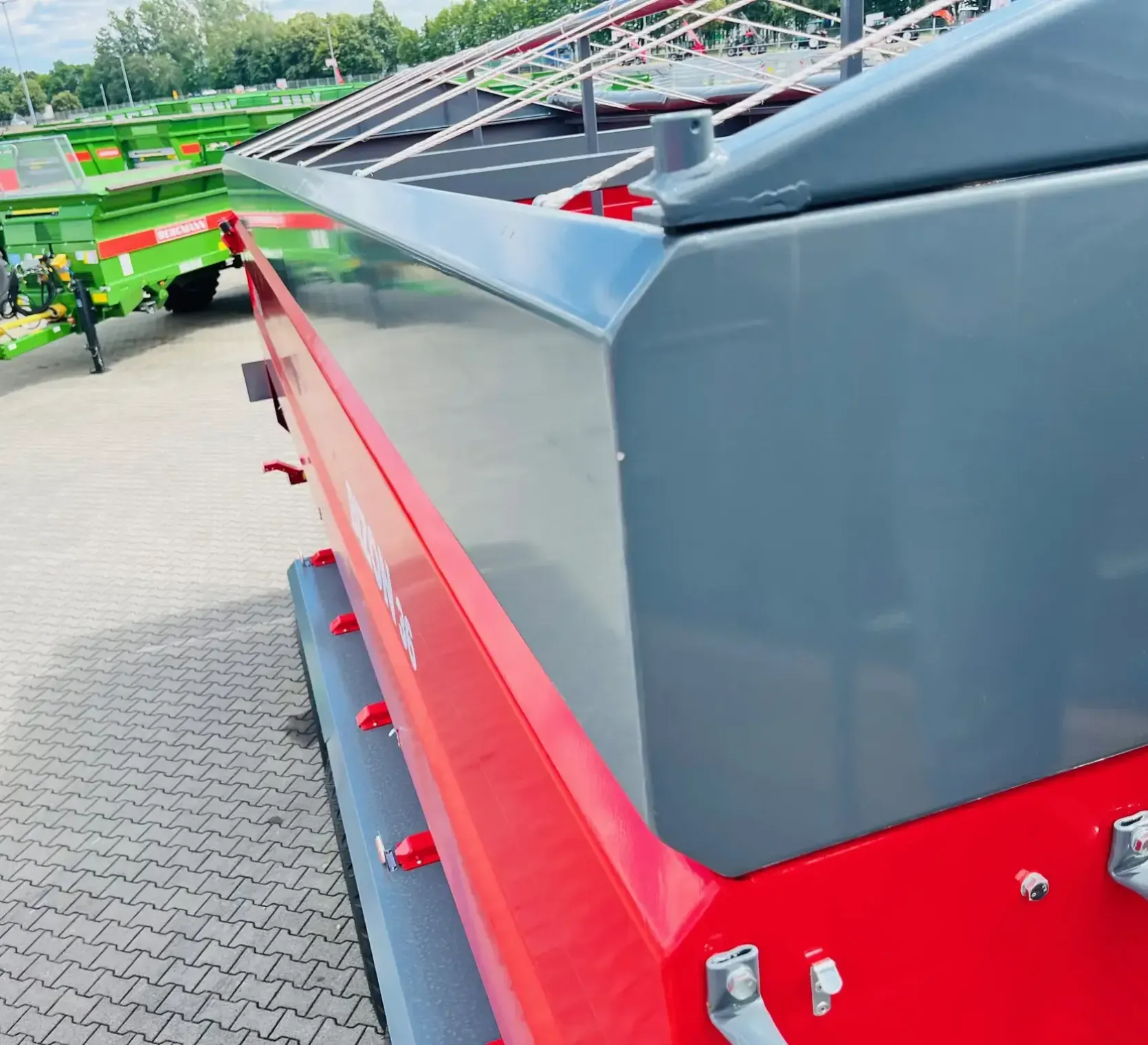 Duża ogromna przyczepa przeladowcza unia group bizon 36 3-osiowa plac korbanek