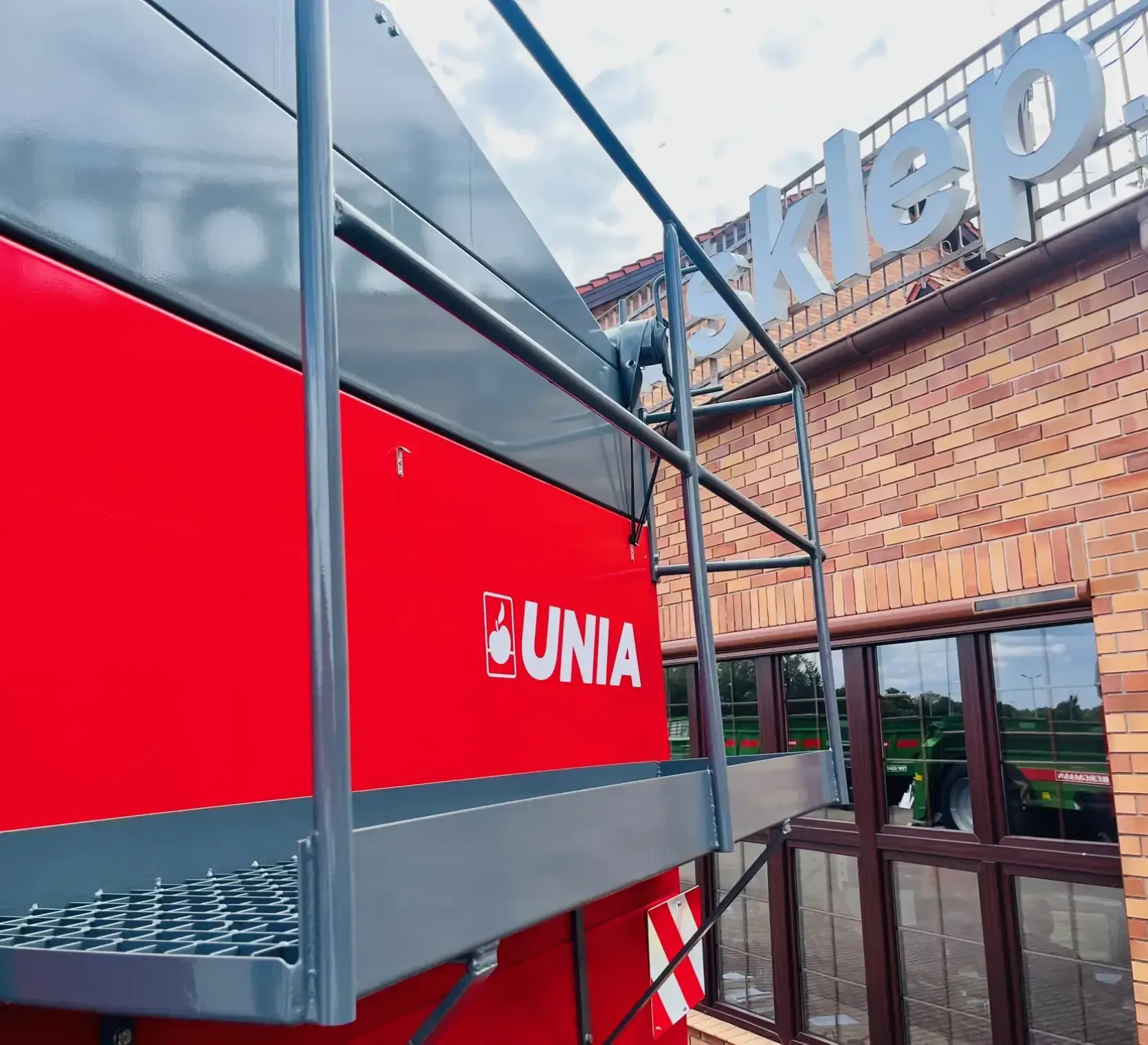 Duża ogromna przyczepa przeladowcza unia group bizon 36 3-osiowa plac korbanek