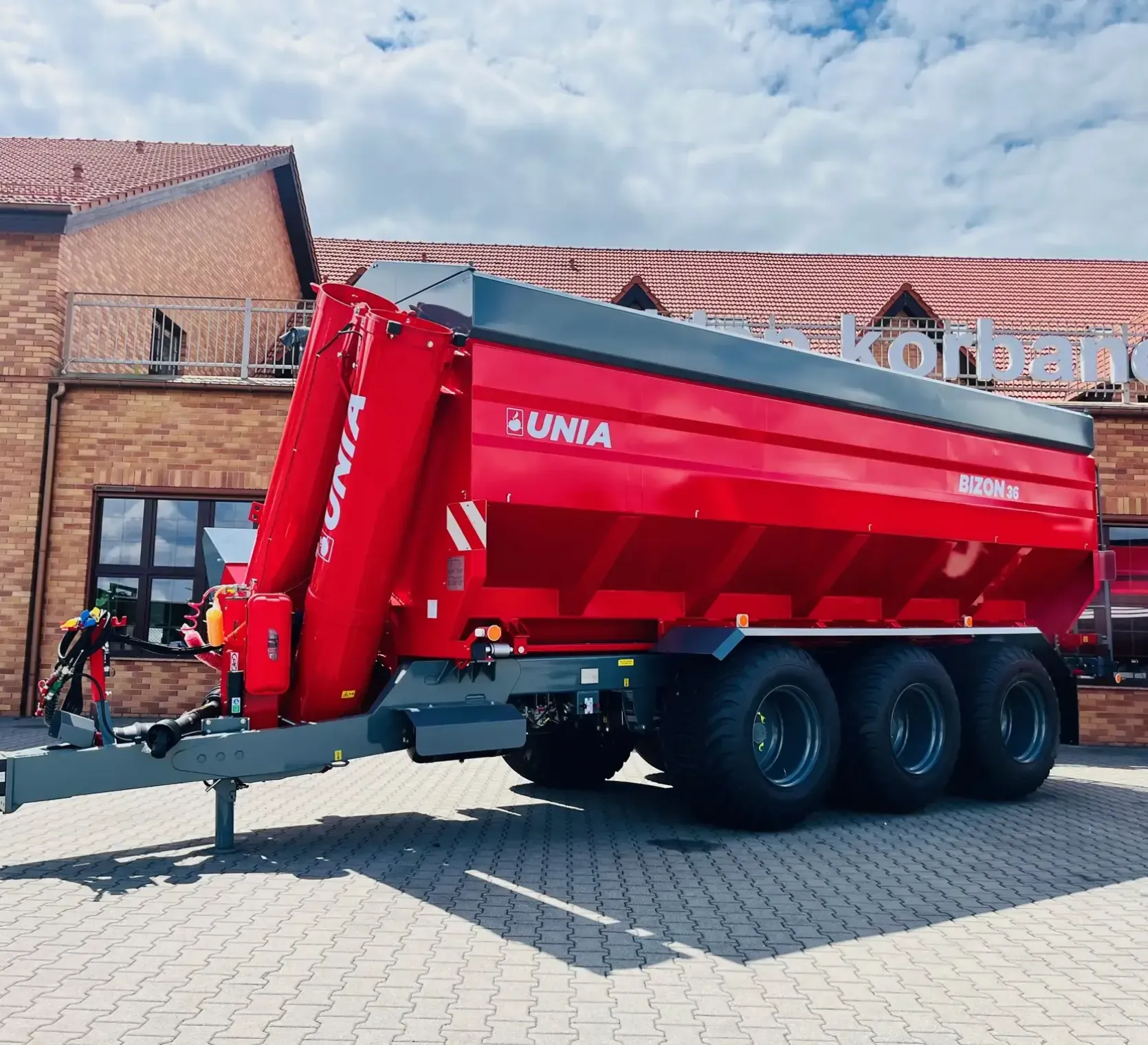 Duża ogromna przyczepa przeladowcza unia group bizon 36 3-osiowa plac korbanek