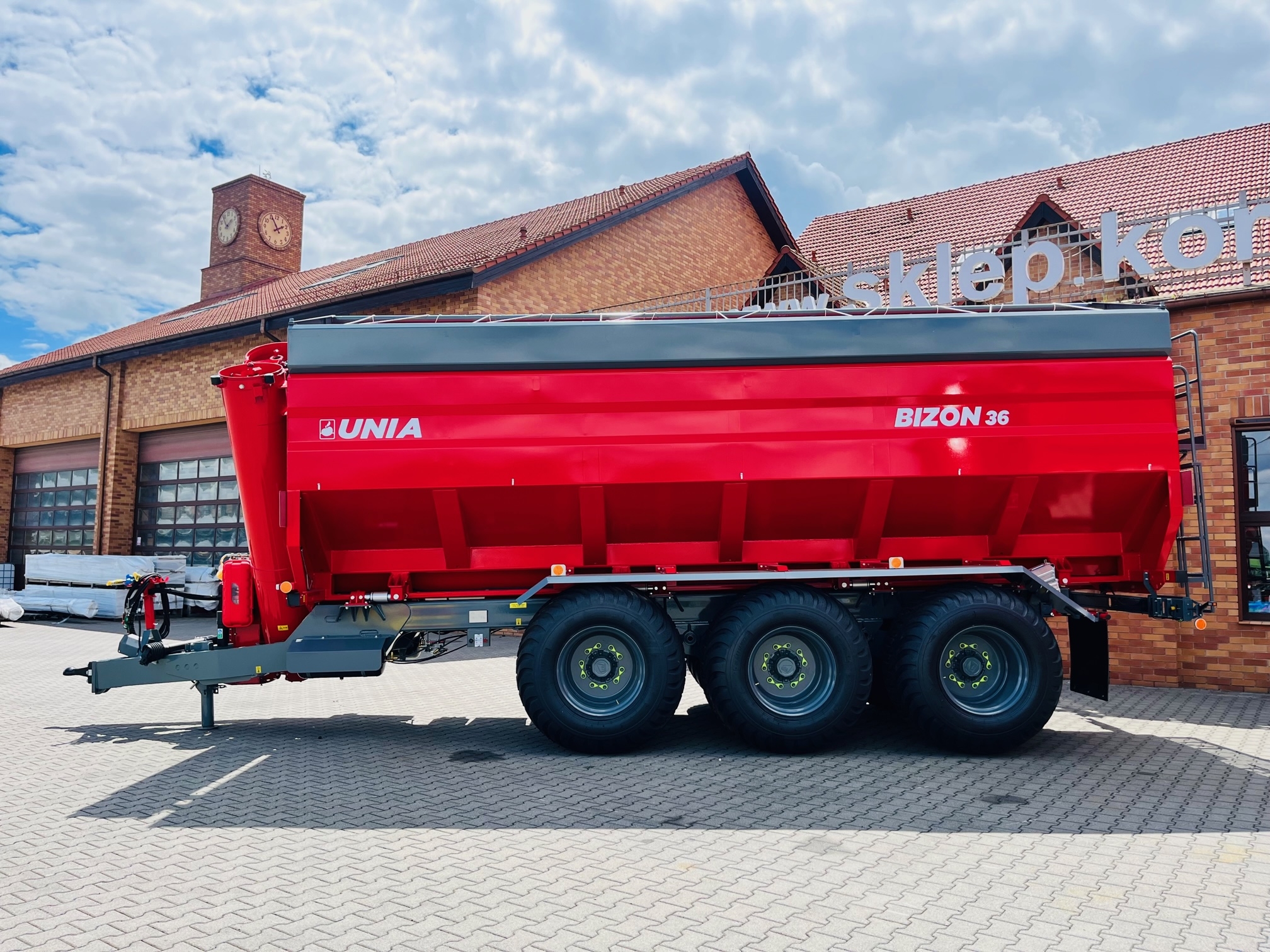 Duża ogromna przyczepa przeladowcza unia group bizon 36 3-osiowa plac korbanek