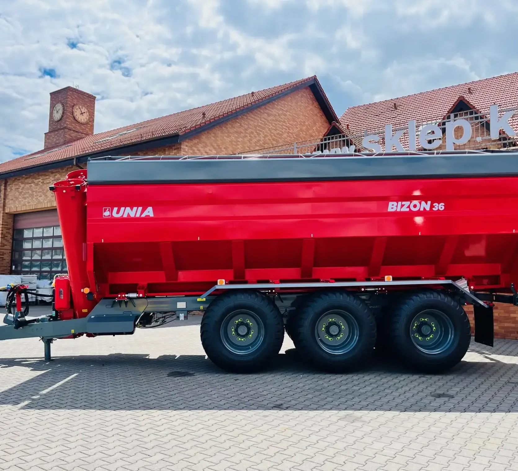 Duża ogromna przyczepa przeladowcza unia group bizon 36 3-osiowa plac korbanek