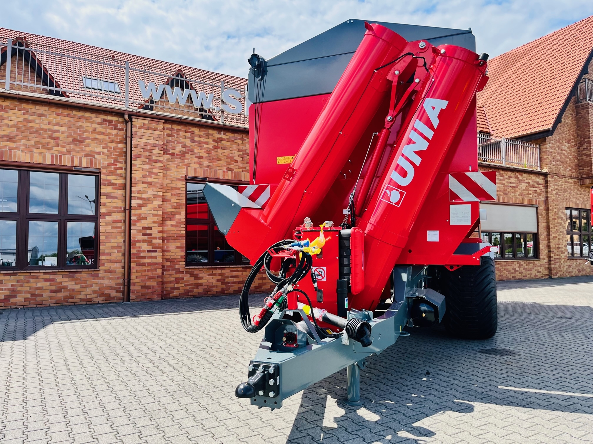 Duża ogromna przyczepa przeladowcza unia group bizon 36 3-osiowa plac korbanek