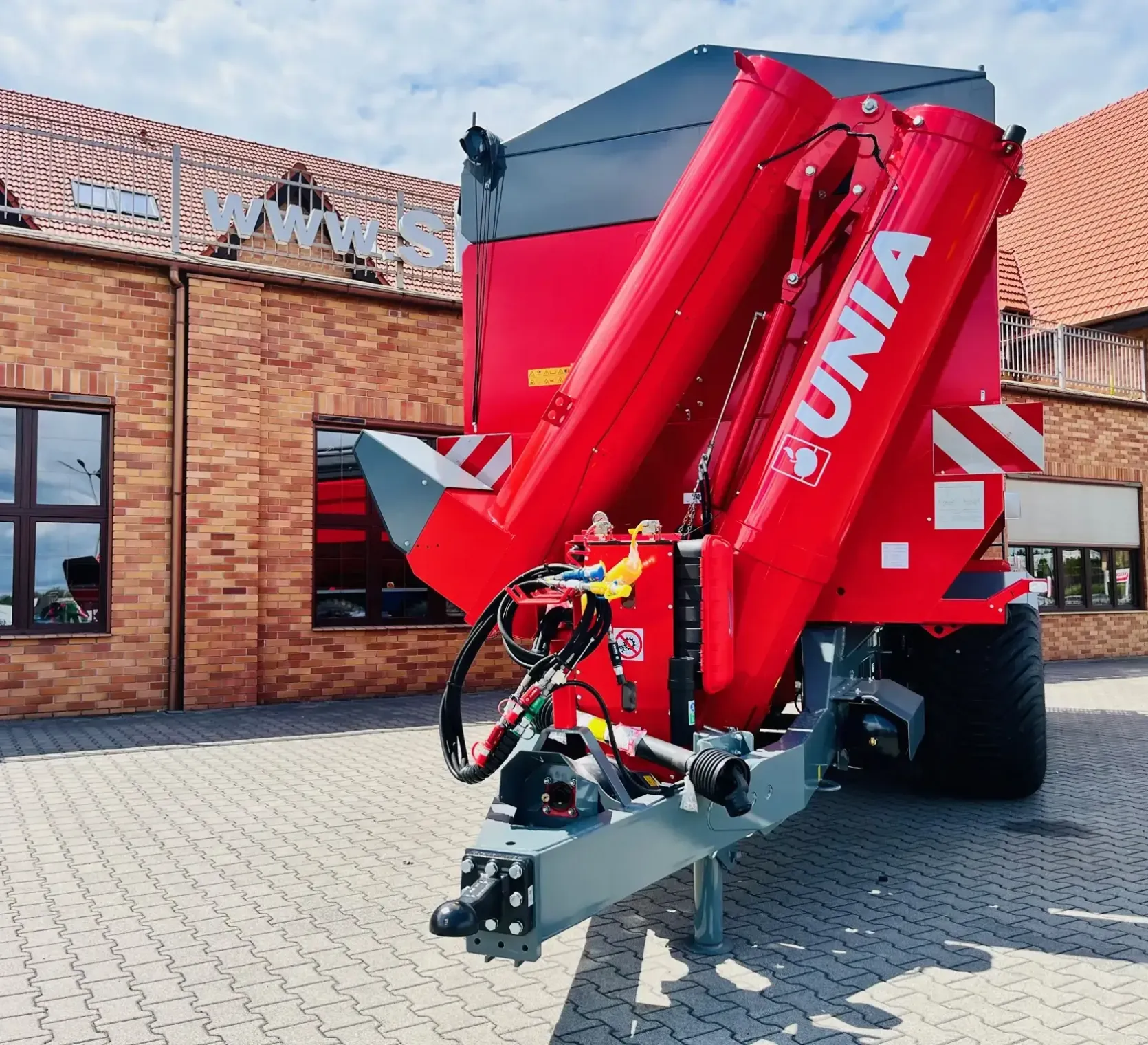 Duża ogromna przyczepa przeladowcza unia group bizon 36 3-osiowa plac korbanek