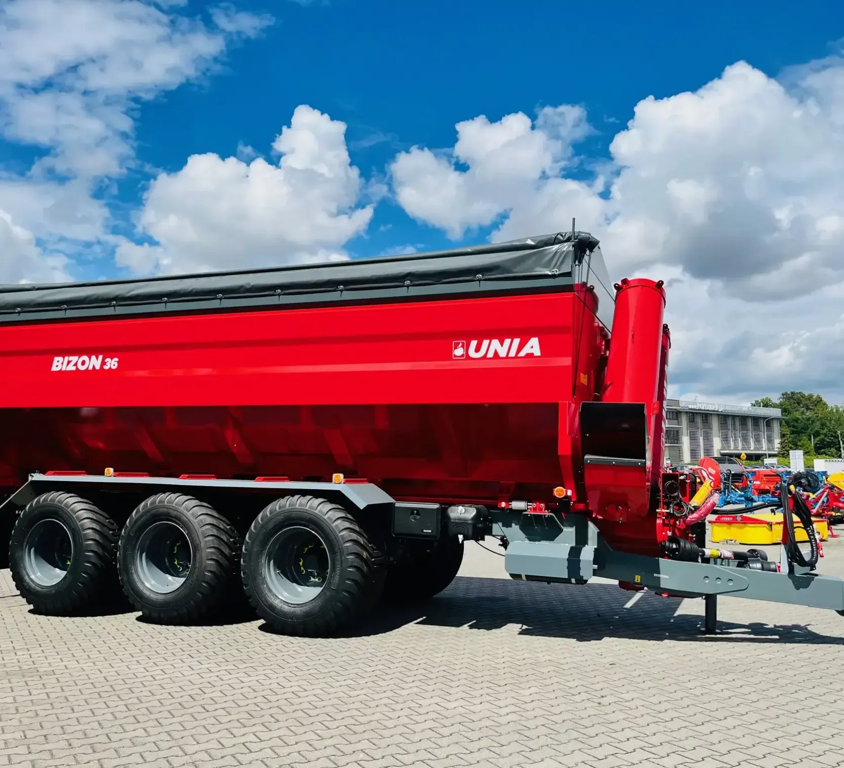 Duża ogromna przyczepa przeladowcza unia group bizon 36 3-osiowa plac korbanek
