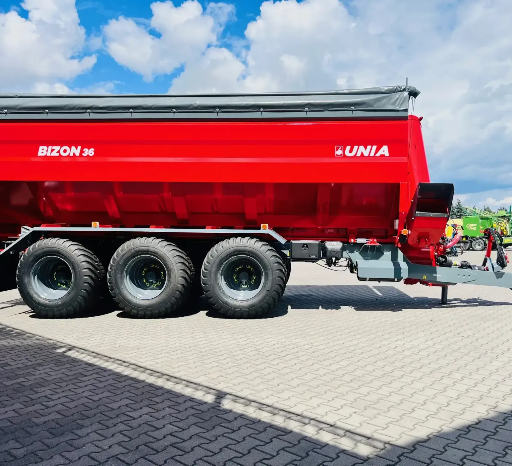Duża ogromna przyczepa przeladowcza unia group bizon 36 3-osiowa plac korbanek