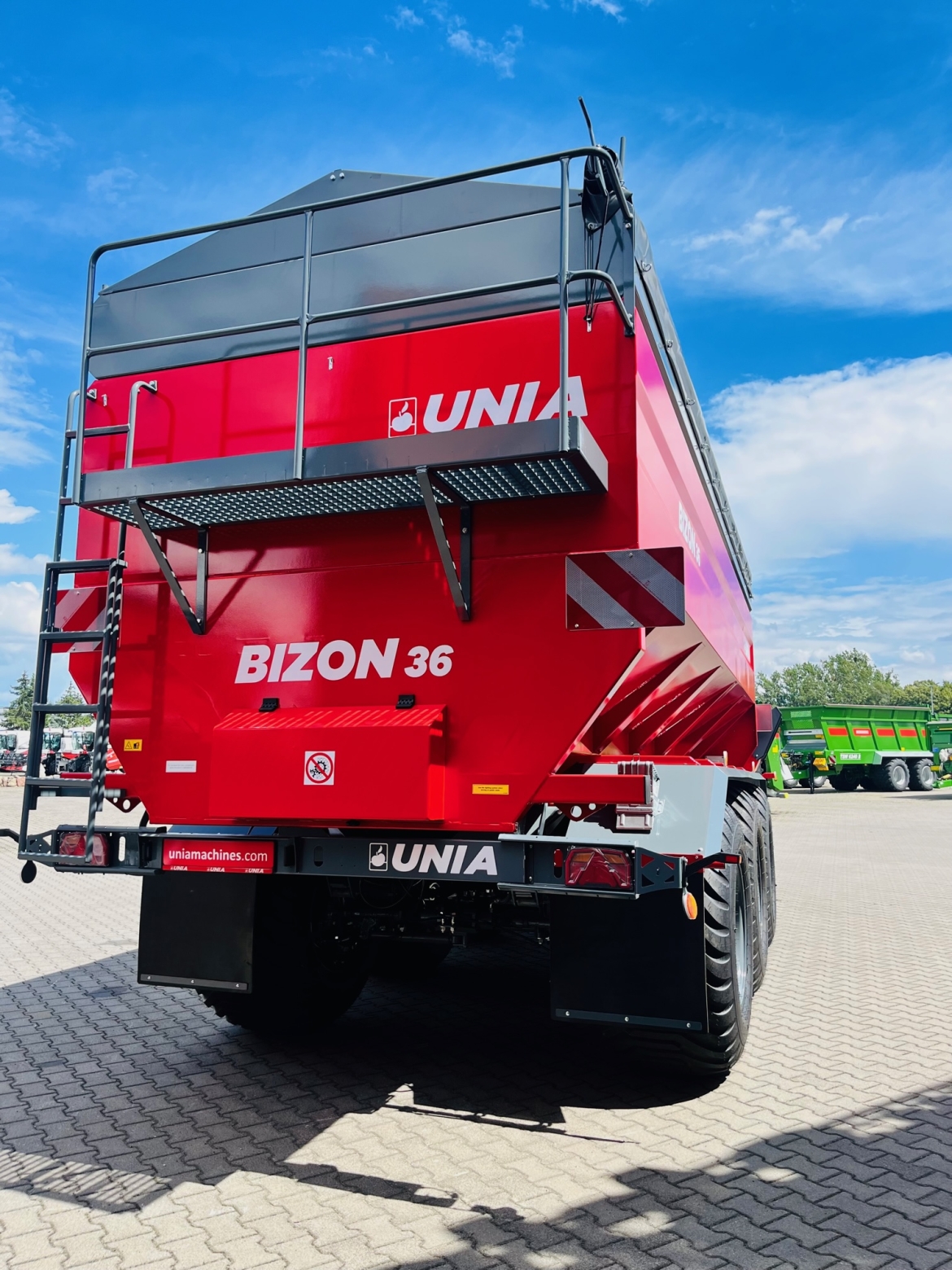 Duża ogromna przyczepa przeladowcza unia group bizon 36 3-osiowa plac korbanek