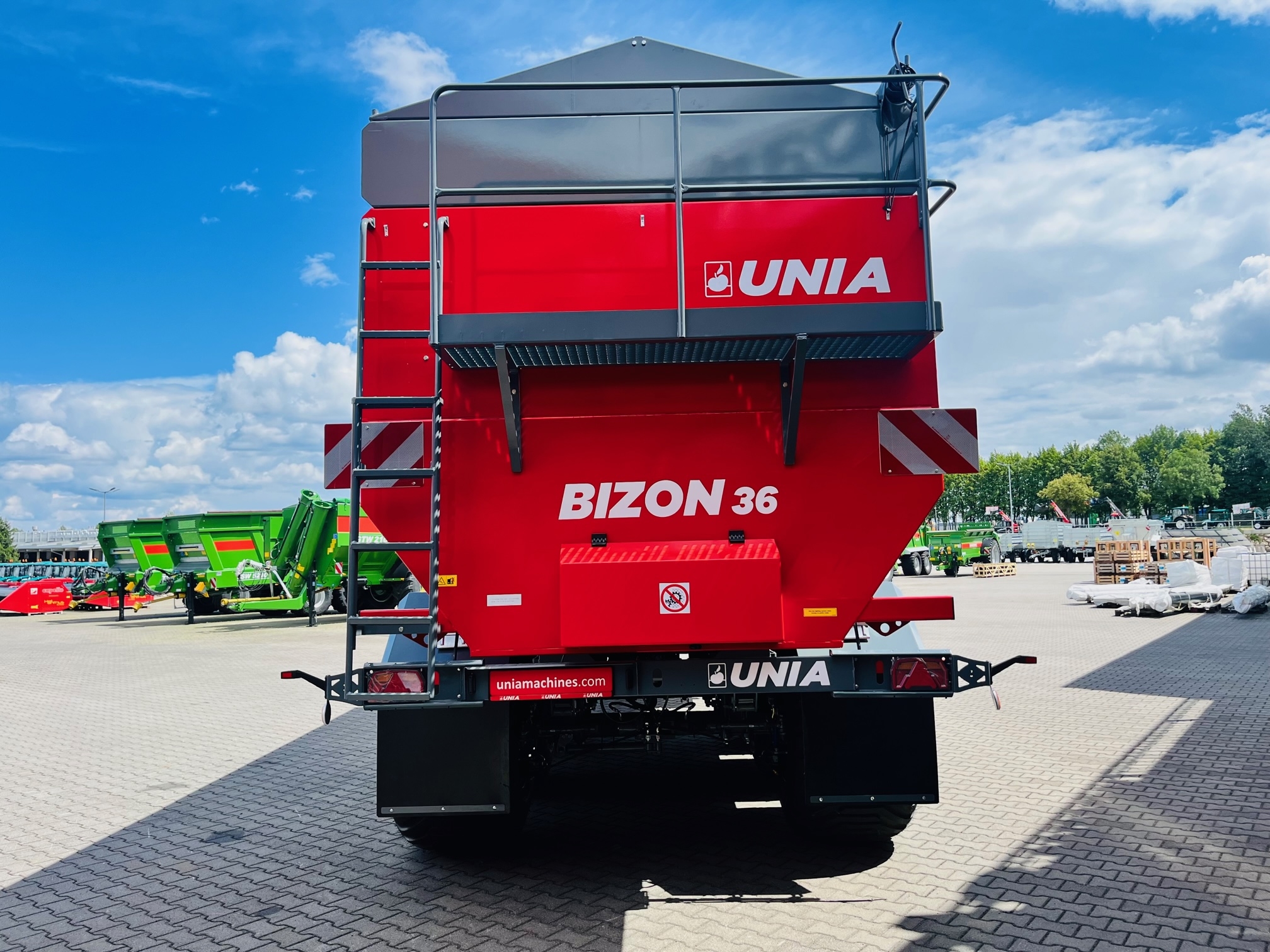 Duża ogromna przyczepa przeladowcza unia group bizon 36 3-osiowa plac korbanek