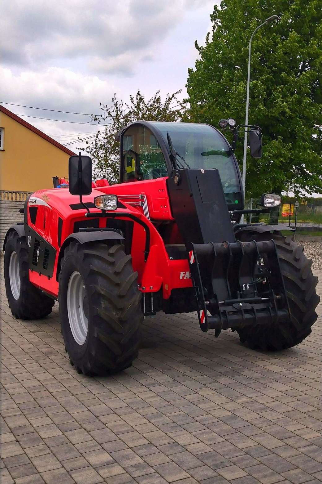 Faresin ładowarka teleskopowa serii middle 7.35 GLS z ukosu lewa strona