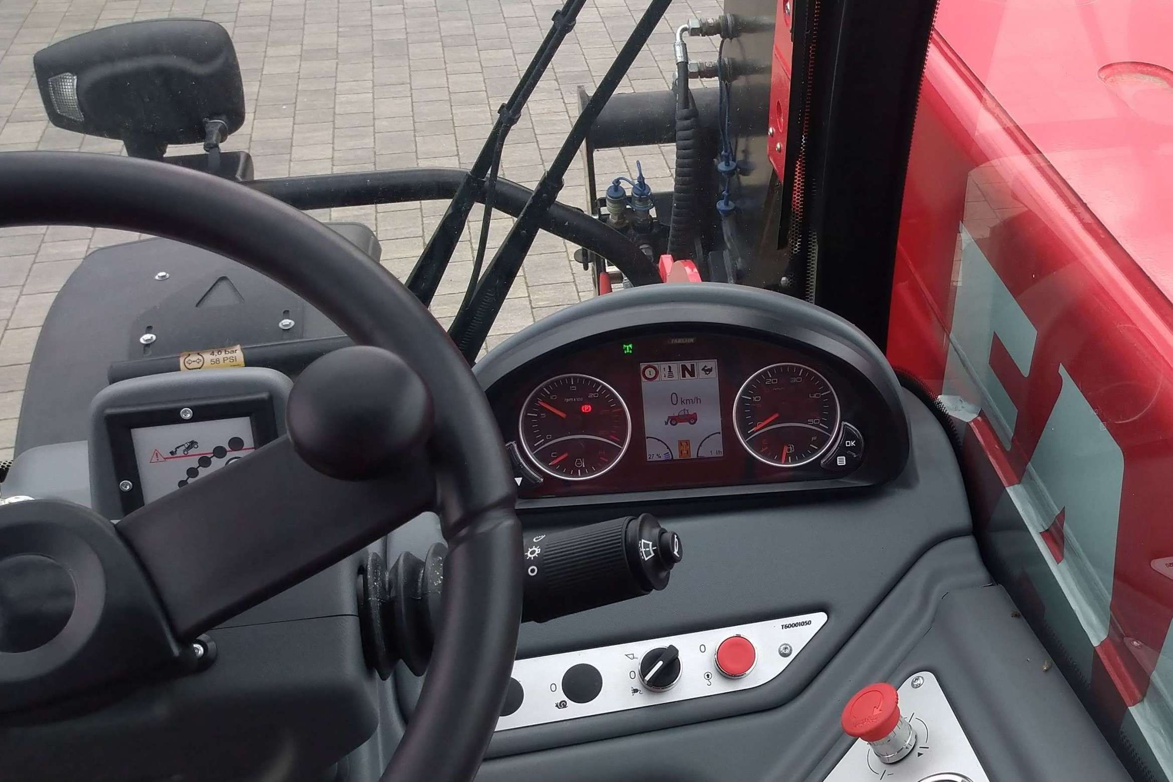 Faresin ładowarka teleskopowa serii middle 7.35 GLS wnętrze