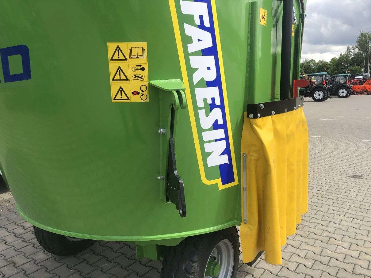 Wóz paszowy Faresin Rambo 1100 wysyp prawa  strona