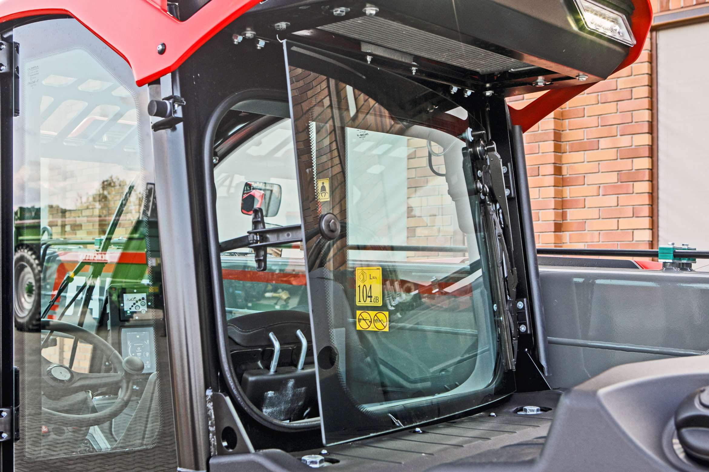 Ładowarka teleskopowa Faresin 7.32 Compact Bosch Deutz kabina otwarte okno tył