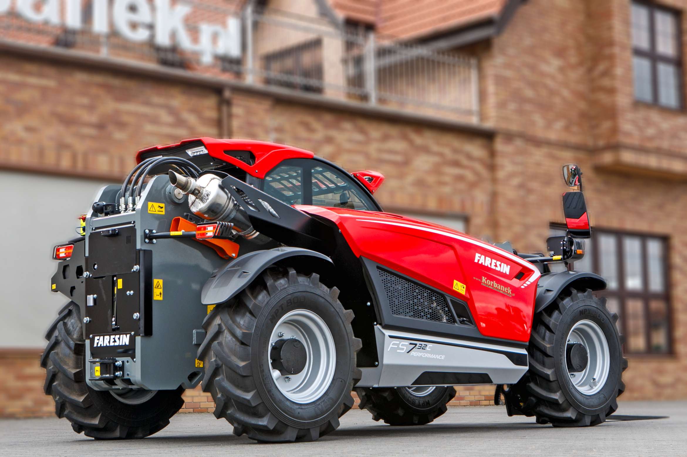 Ładowarka teleskopowa Faresin 7.32 Compact Bosch Deutz widok ogólny od tyłu