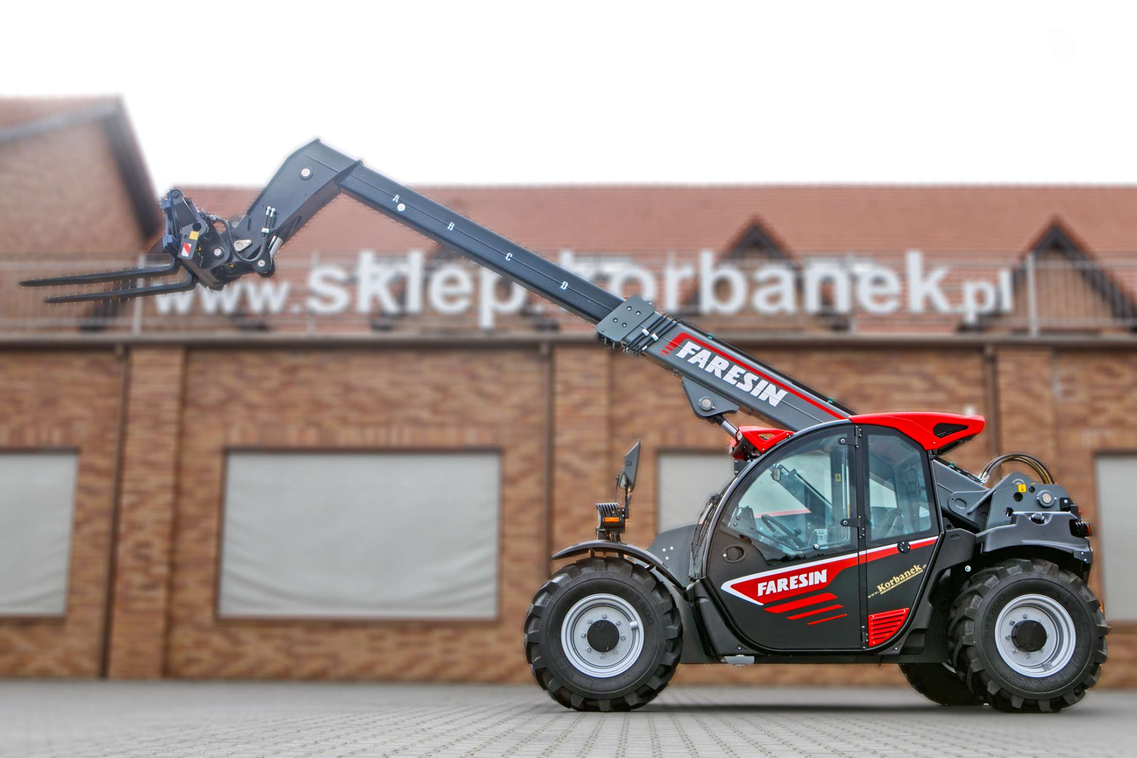 Ładowarka teleskopowa Faresin 7.32 Compact Bosch Deutz widok ramię teleskopowe wysunięte
