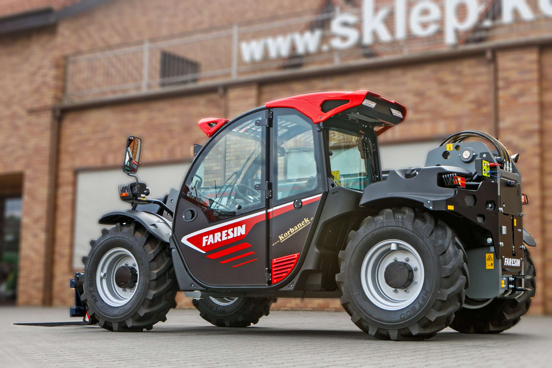 Ładowarka teleskopowa Faresin 7.32 Compact Bosch Deutz widok z boku kabina