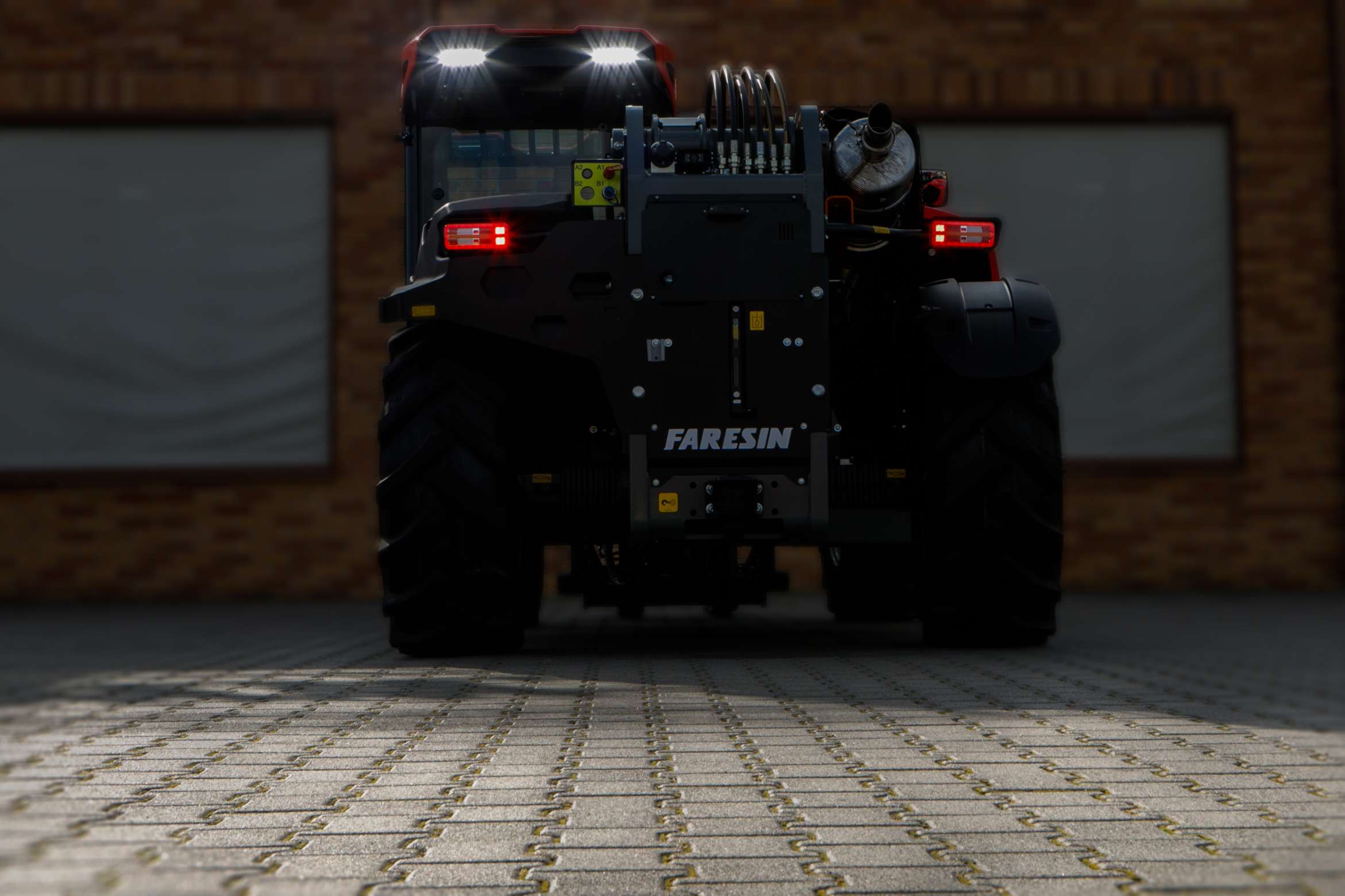 Ładowarka teleskopowa Faresin 7.32 Compact Bosch Deutz tył maszyny oświetlenie