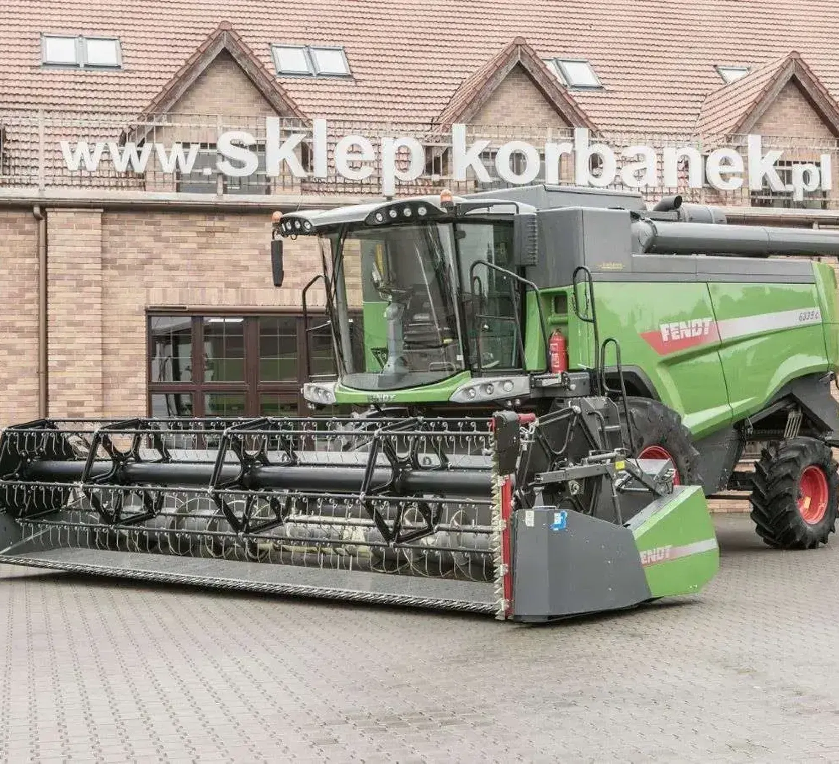Używany kombajn zbożowy 6-klawiszowy Fendt 6335 z hederem FT 700 FF