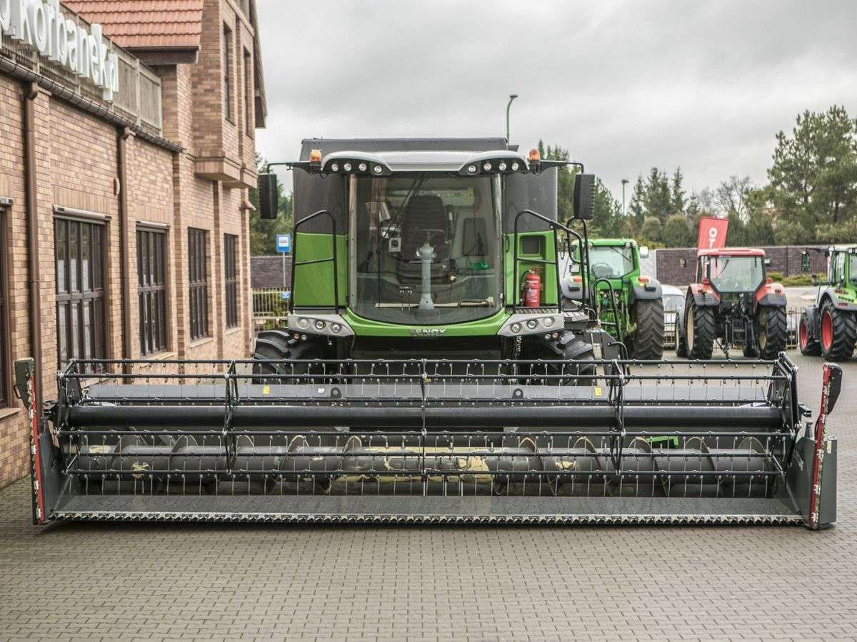 Heder do zbioru zbóż FT 700 FF zamontowany w kombajnie Fendt 6335 