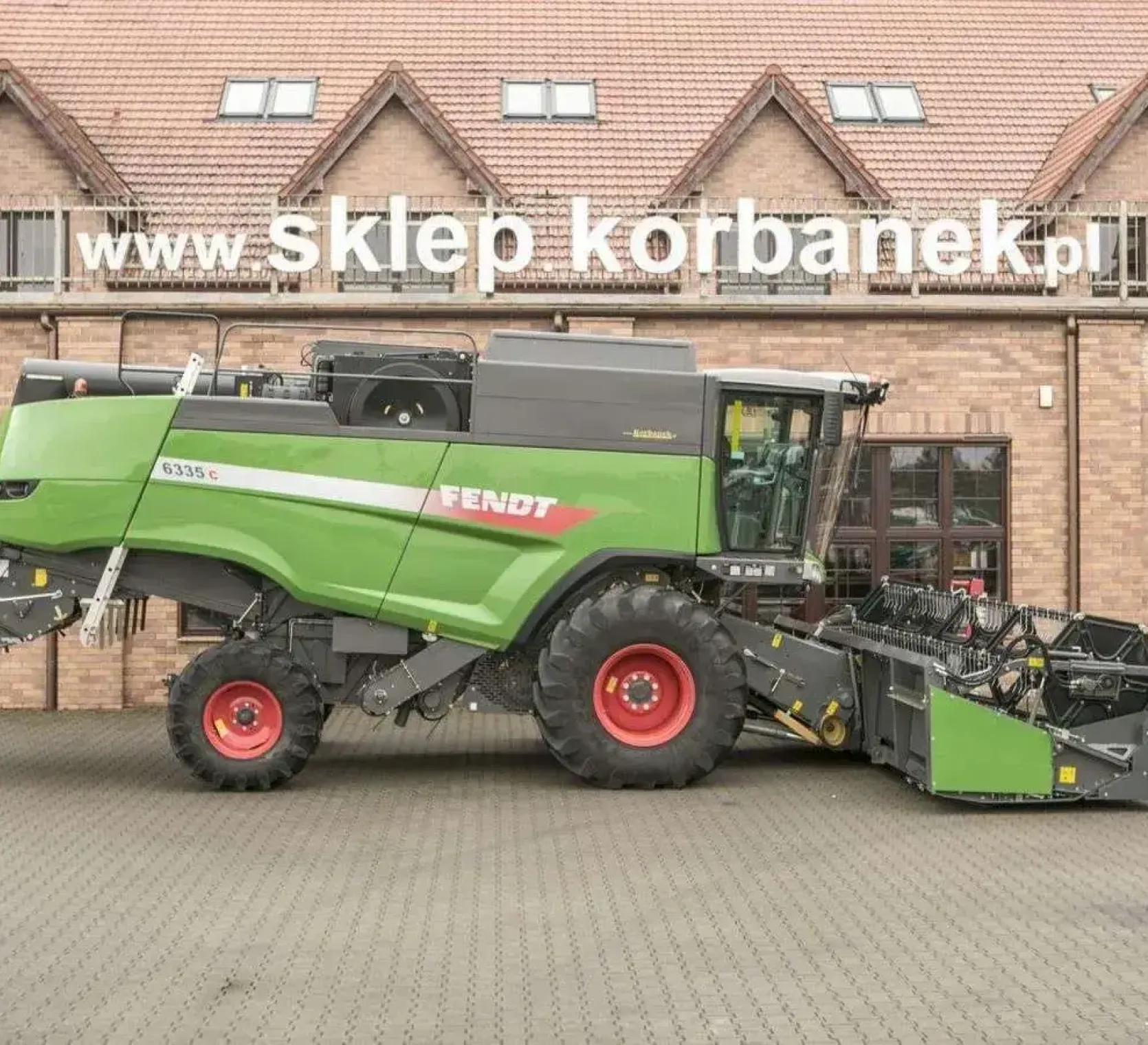 Prawy bok używanego kombajnu Fendt 6335 na tle spółki Korbanek 