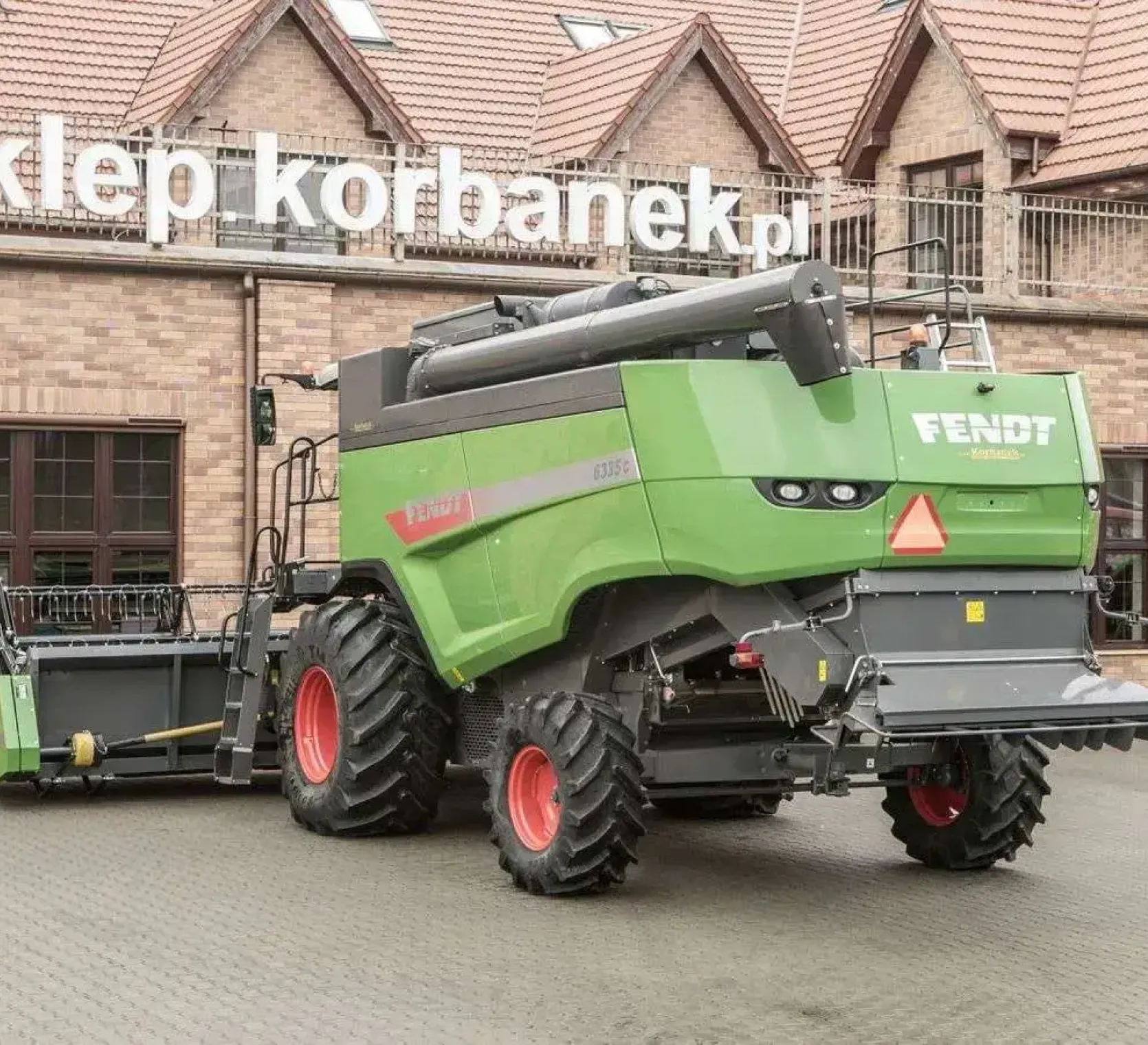 Tył używanego niemieckiego kombajnu marki Fendt seria 6335