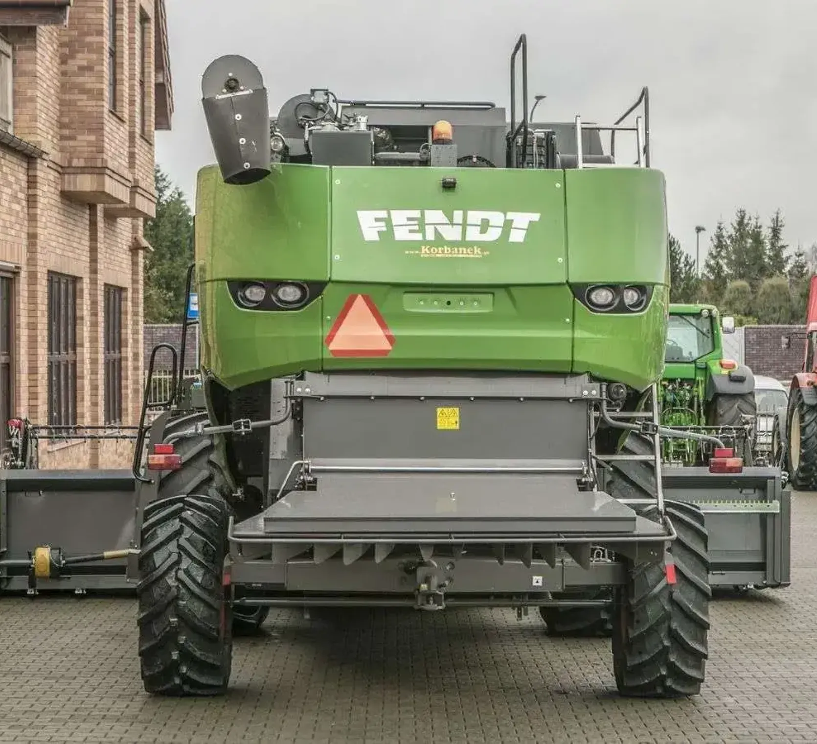 Tył kombajnu marki Fendt seria 6335 Ogumienie tylne 540/65 R24