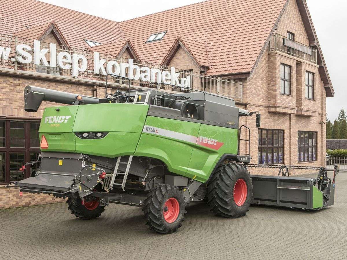 Kombajn używany Fendt 6335 z zamontowanym siekaczem słomy i rozrzutnikiem plew