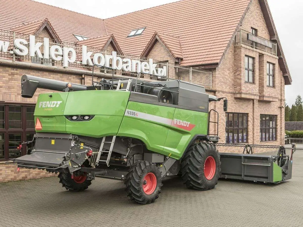 Kombajn używany Fendt 6335 z zamontowanym siekaczem słomy i rozrzutnikiem plew