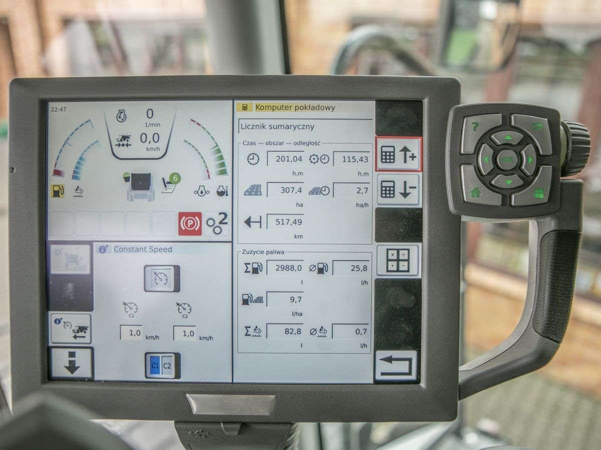 Włączony komputer pokładowy wyświetlający informację o kombajnie Fendt 6335 