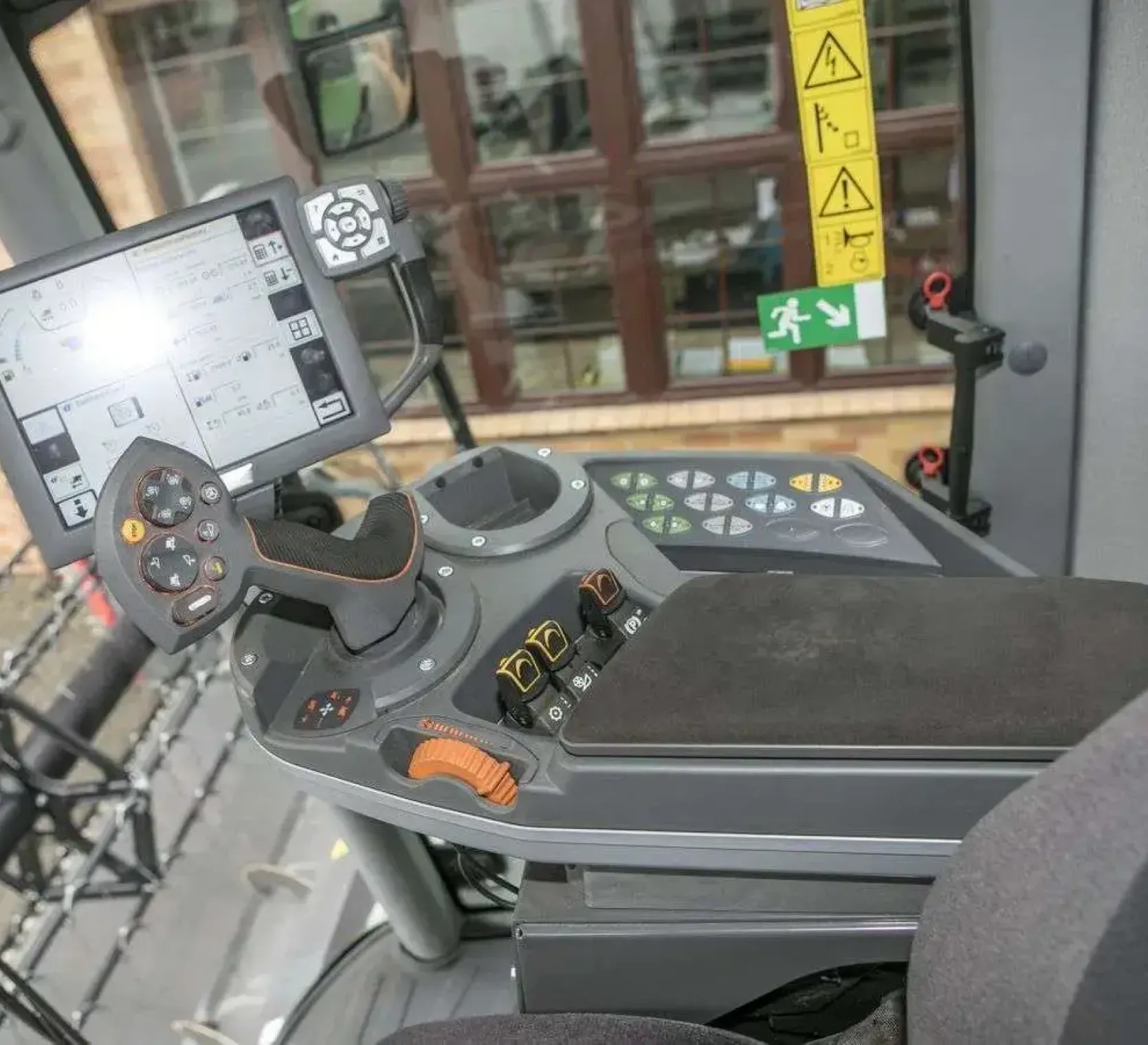 Terminal Variotronic, komputer pokładowy elektrycznie sterowane kierownice siekacza słomy w kombajnie Fendt 6335 używanym od www.korbanek.pl