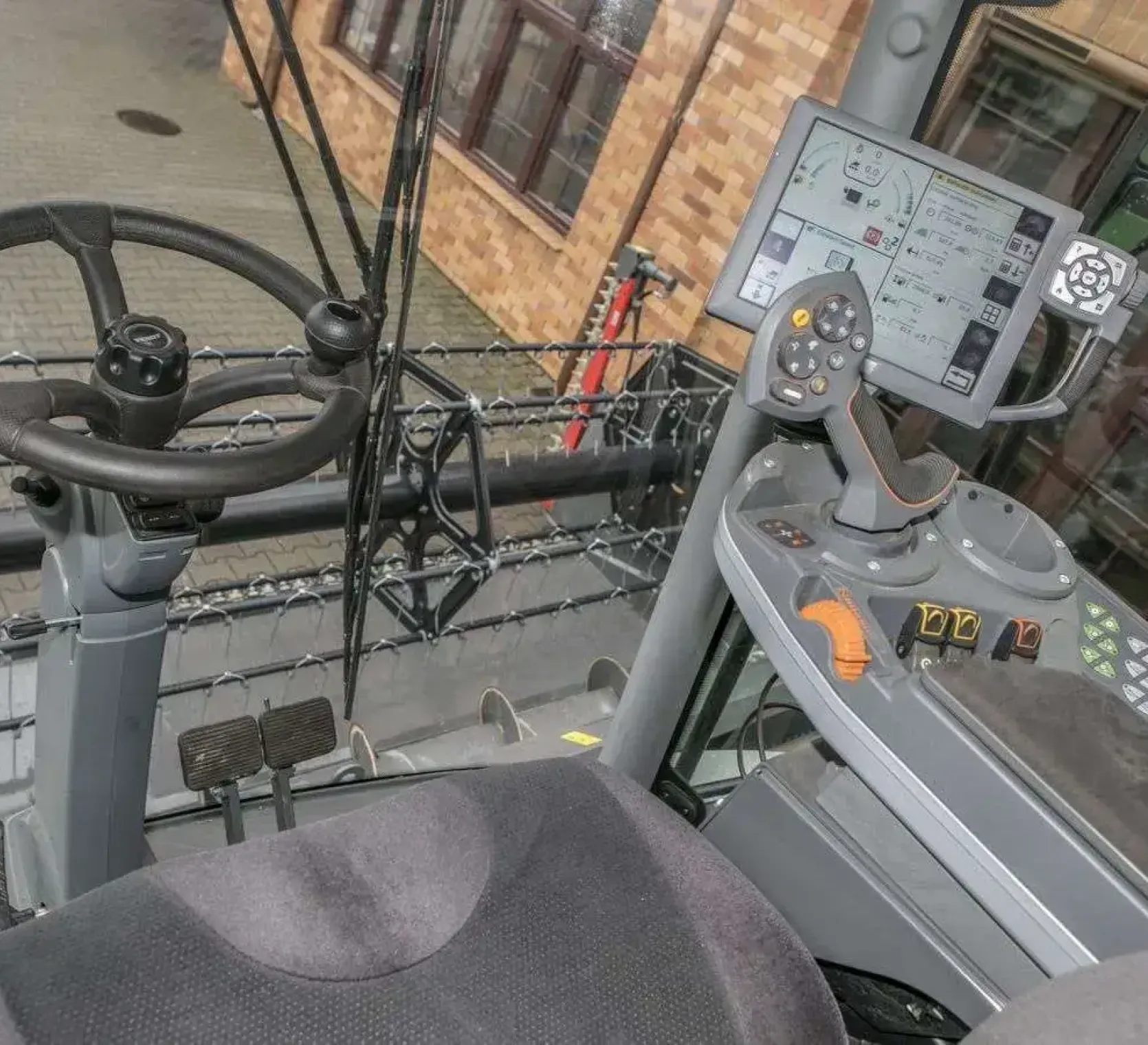 Kierownica i panel strowania w kabinie uzywanego kombajnu Fendt 6335 od www.korbanek.pl
