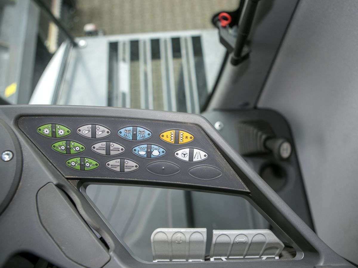 Panel sterowania siekaczami i hederem w Fendt 6335w kabinie używanego kombanu Fendt 6335 