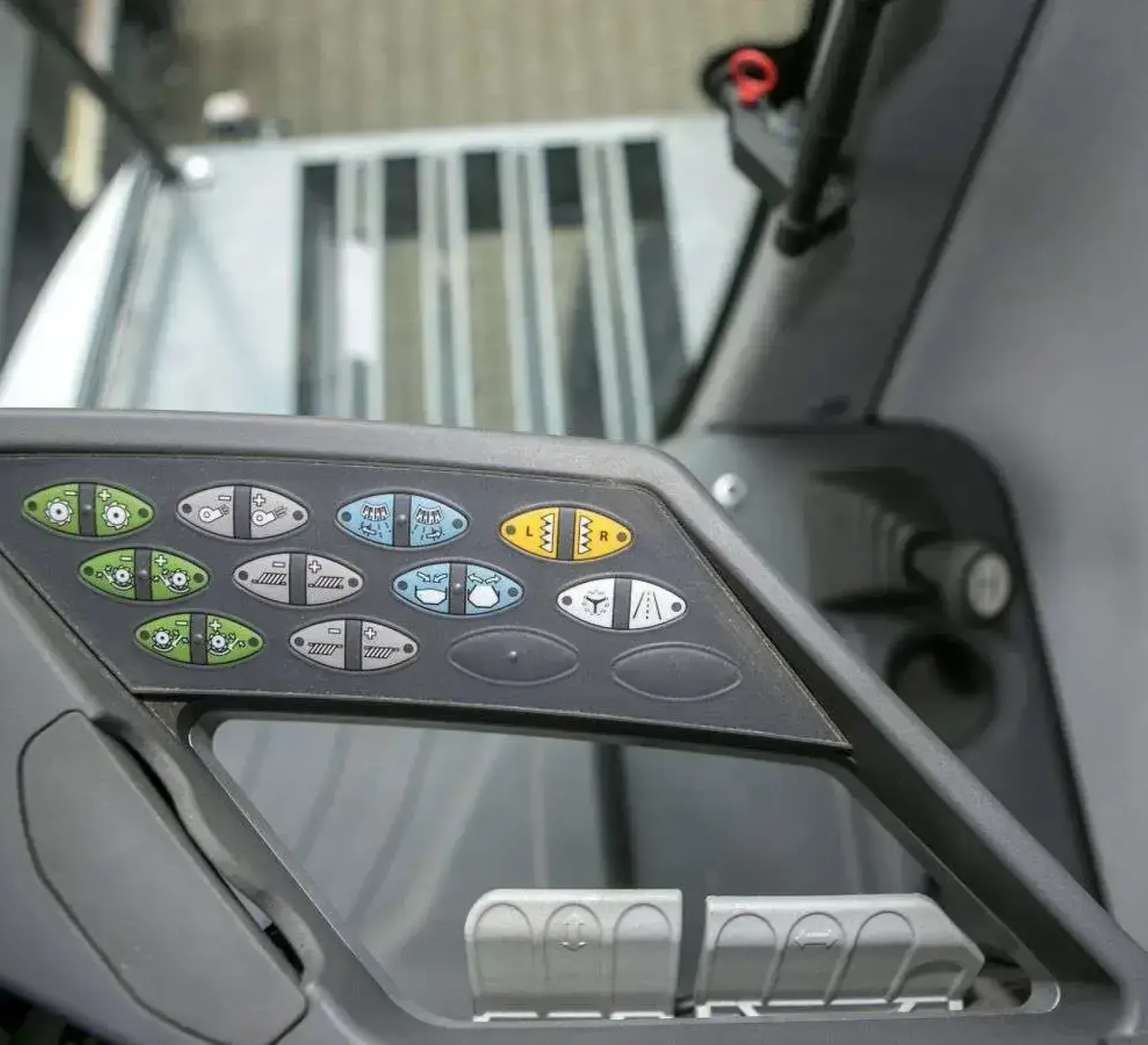 Panel sterowania siekaczami i hederem w Fendt 6335w kabinie używanego kombanu Fendt 6335 