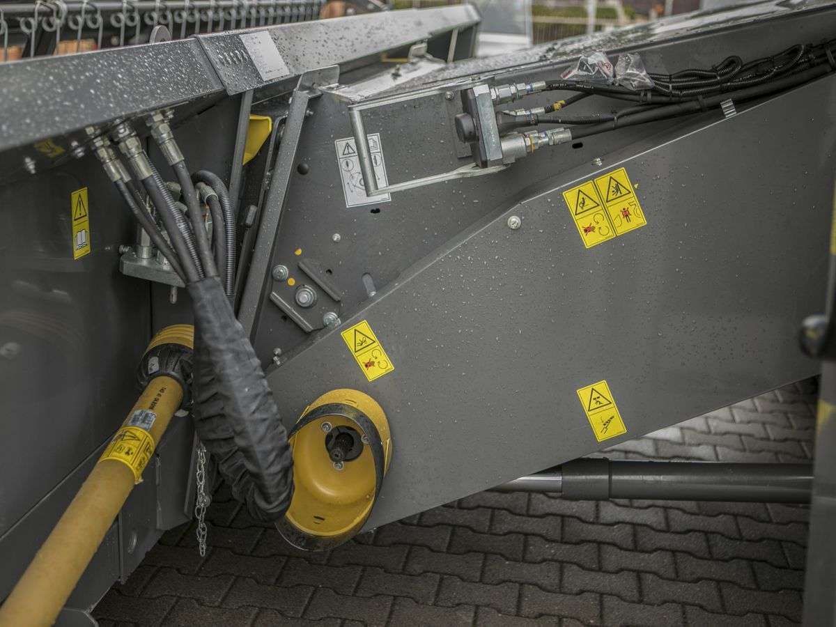Kombajn Fendt 6335 wyposażony w multizłącze hydrauliczne do hedera 
