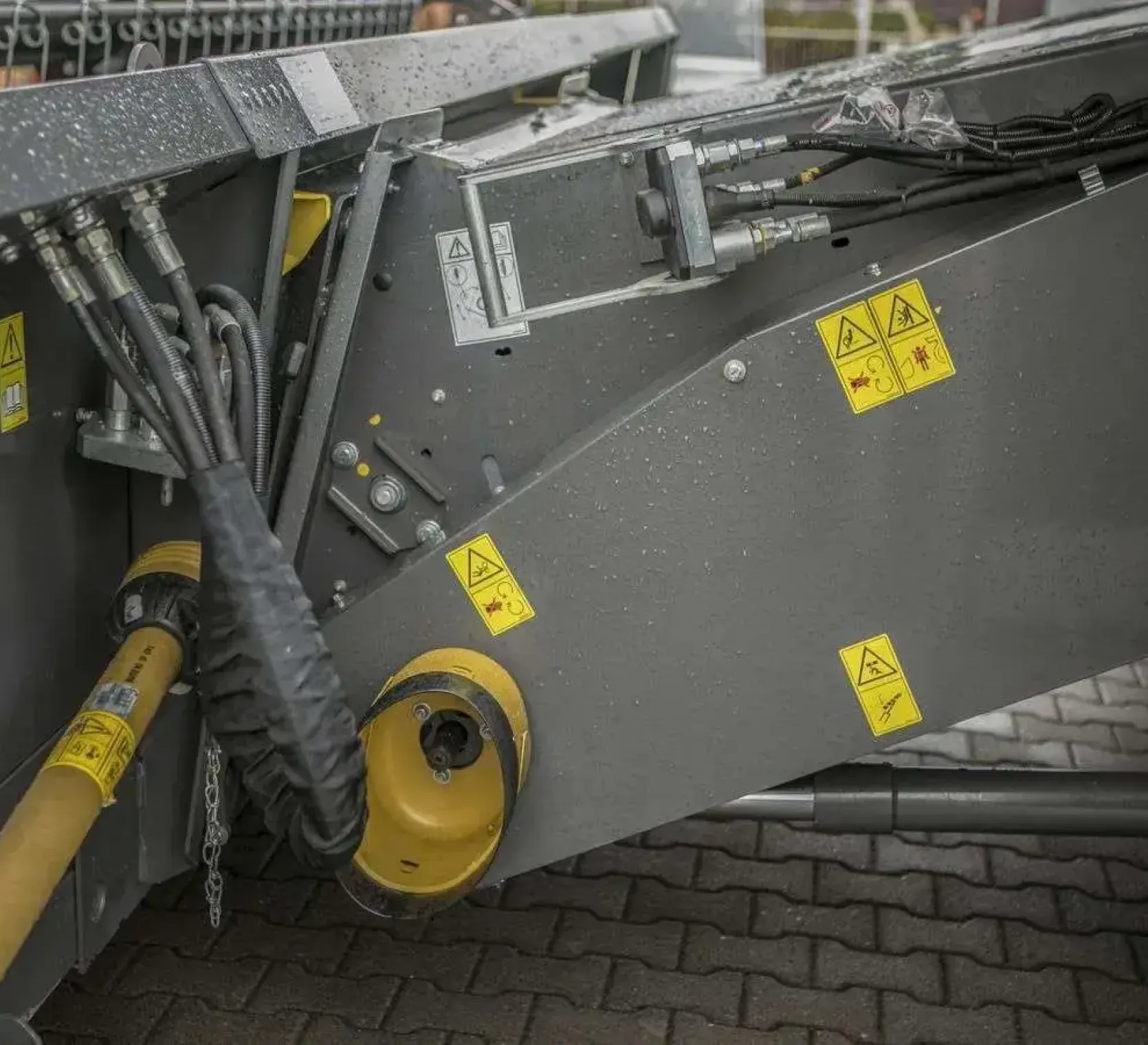 Kombajn Fendt 6335 wyposażony w multizłącze hydrauliczne do hedera 