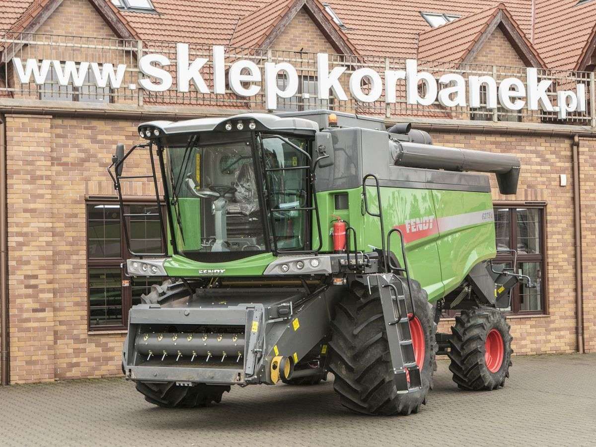 Używany kombajn zbożowy Fendt 6276 L z systemem Auto Level dla hedera na tle firmy Korbanek